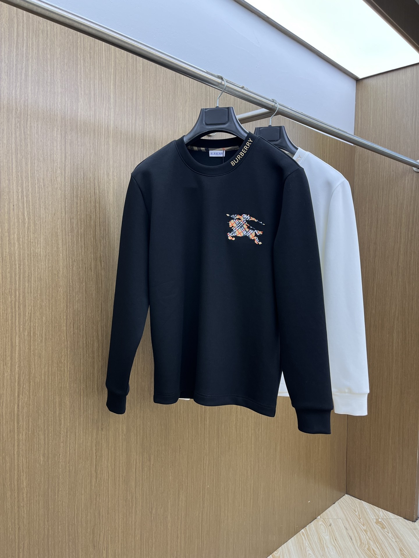 NO:550176,Autumn and Winter BBR Autumn and Winter Counter New Fashionable Casual Base Shirt Long Sleeve T-shirt, Selected Imported High-density Double-sided Cotton Fabric, Created with Exquisite Original Logo, Excellent Comfort and Breathability, Soft and Wrinkle-resistant and Elasticity, Excellent Dropping, Whether it is single or inner wear, it is very handsome, conforming to the practical dressing habits of men, pursuing luxury, noble and elegant style, creating extraordinary men's taste, with great visual effect, extremely high grade, bld simple and fashionable, a must-have choice for casual business!  Code number M-3XL, tees, t-shirt, alexander wang19860909秋冬 BBR 秋冬专柜新款 时尚休闲打底衫长袖T恤,精选进口高密度双面拉架棉面料,精致原版logo打造,舒适性与透气性兼优,柔软抗皱弹性和垂性极佳,无论是单穿或是内搭都是帅气十足,吻合了男性实用穿衣习惯,追求奢华高贵优雅风范,打造不凡男士品味,视觉效果非常赞,档次极高,bld简约时尚,休闲商务必备之选！ 码数M-3XL,,tees，t-shirt,alexander wang,Men's clothing