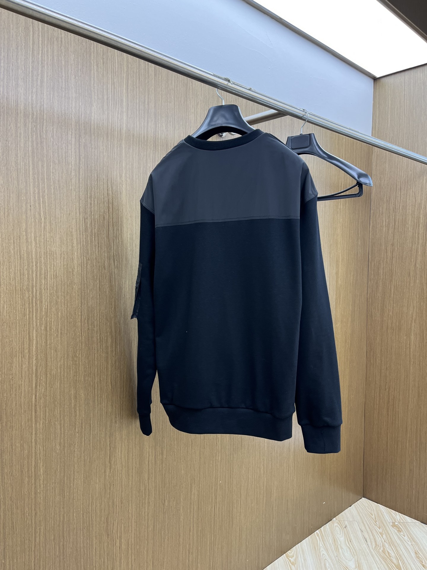 Prada普拉达机能风卫衣：重塑都市潮流与实用主义的边界在都市潮流的浩瀚星海中，这件普拉达卫衣如同一颗耀