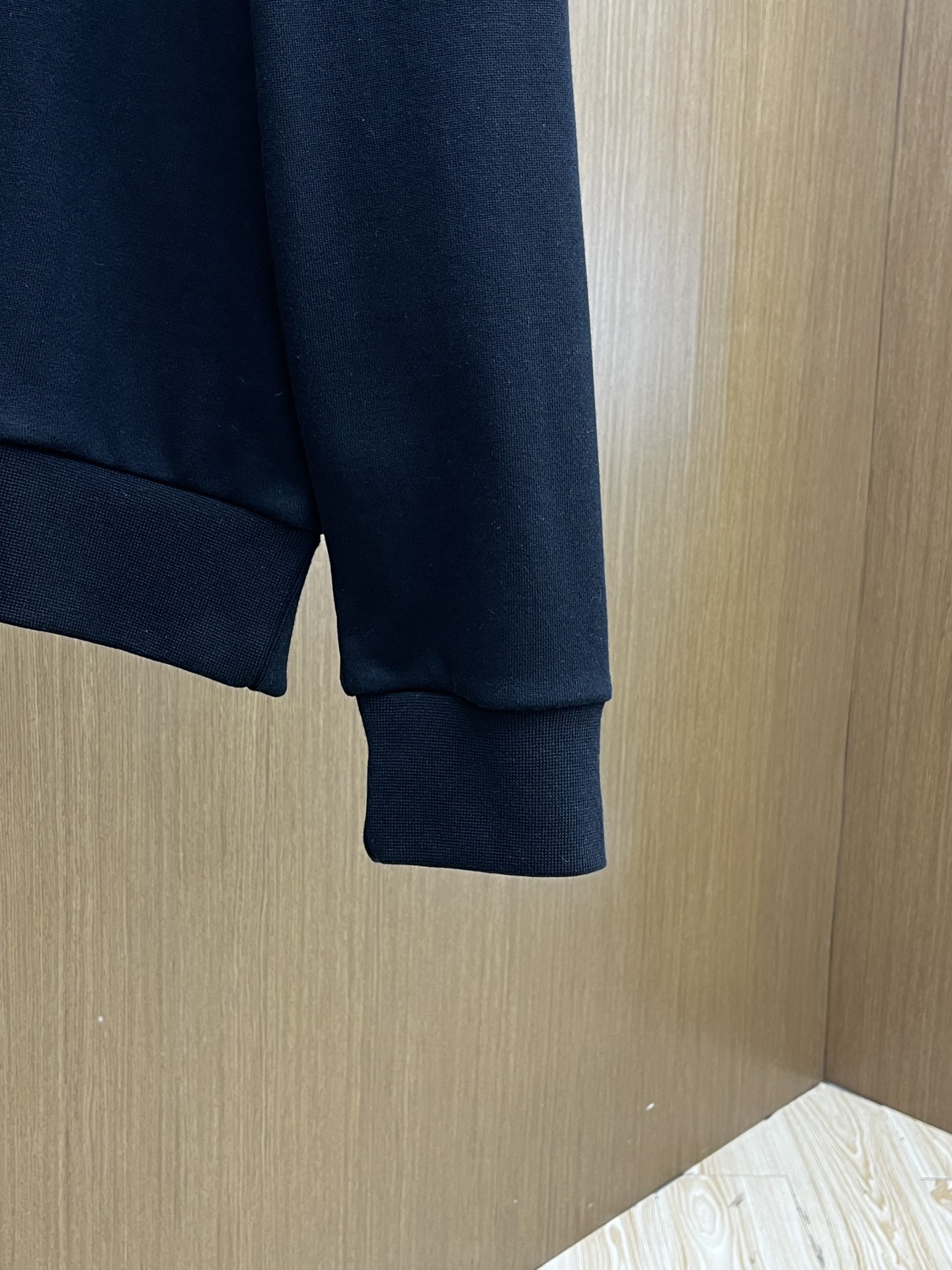 Prada普拉达机能风卫衣：重塑都市潮流与实用主义的边界在都市潮流的浩瀚星海中，这件普拉达卫衣如同一颗耀