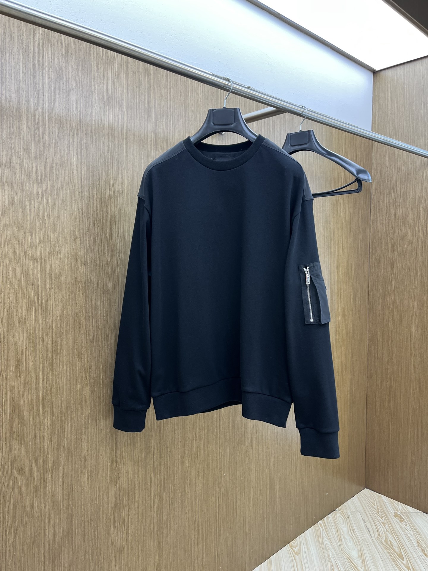 NO:530037,Prada Prada functional style sweatshirt reshapes the boundary between urban trends and pragmatism. In the vast sea of ​​urban trends, this Prada sweatshirt is like a dazzling star, accurately capturing the blending point between functional aesthetics and fashion trends. It uses classic black as the main color, pure and powerful, and is an excellent background color for creating various styles and shapes, easily adapting to diverse dressing scenes. The choice of fabrics is quite exquisite, with a comfortable and skin-friendly touch, and has good breathability and texture, allowing you to enjoy a free and unrestrained experience when wearing them, and always maintain a decent appearance. The classic round neck design, GZ is simple and generous, not deliberately ostentatious, but can cleverly modify the neck lines, laying a casual and refined tone for the overall shape.  What is most eye-catching is its unique functional detail design. The splicing material between the shoulders and arms not only creates a rich sense of layering visually, but also gives the single product a unique industrial texture, as if it is threaded on the body of a tough line of urban architecture. The zippered pocket on the arm is a perfect combination of practicality and trend. It can not only be used to store small objects and meet the convenience needs of daily travel, but also demonstrates Prada's ultimate pursuit of details and functionality with a highly recognizable design language. The iconic brand logo also tells the brand's luxury genes and extraordinary taste in a low-key manner.  Show a casual and unrestrained trendy attitude; create a light business style of elegant style, this sweatshirt can be easily used. It breaks the single attribute of traditional sweatshirts, integrates practical functions with pioneering fashion, and becomes an indispensable 'variable artifact' in the wardrobe of urban trendy people. When you shuttle between the streets of the city or the workplace, you can interpret your own trendy proposition in a unique style, and bloom a different fashion brilliance in every daily moment. Color black Size S-XXL, prada, prada, hoodie, sweatshirts, alexander wang19860909Prada普拉达机能风卫衣重塑都市潮流与实用主义的边界 在都市潮流的浩瀚星海中,这件普拉达卫衣如同一颗耀眼的新星,精准捕捉了机能美学与时尚潮流的交融点.它以经典的黑色为主色调,纯粹而富有力量感,是打造各种风格造型的绝佳底色,轻松适配多元穿搭场景. 面料的选择上颇为考究,触感舒适亲肤,同时具备良好的透气性与质感,让你在穿着时既能享受自在无拘的体验,又能时刻保持体面的外观.经典圆领设计,GZ 简约大方,不刻意张扬却能巧妙修饰颈部线条,为整体造型奠定随性又不失精致的基调. 而最令人眼前一亮的,是其别出心裁的机能风细节设计.肩部与手臂处的拼接材质,不仅在视觉上营造出丰富的层次感,更赋予了单品独特的工业风质感,仿佛将都市建筑的硬朗线条穿在了身上.手臂上的拉链口袋,是实用与潮流的完美结合,既可以用来收纳小物件,满足日常出行的便捷需求,又以极具辨识度的设计语言,彰显出普拉达对细节与功能性的极致追求,那标志性的品牌标识,更是低调地诉说着品牌的奢华基因与不凡品味. 展现随性不羁的潮流态度；营造出雅痞的轻商务风格,这件卫衣都能游刃有余.它打破了传统卫衣的单一属性,将实用机能与先锋时尚融为一体,成为都市潮人衣橱里不可或缺的“百变神器”,让你在穿梭于城市街头或职场之间时,都能以独特的风格,诠释属于自己的潮流主张,在每一个日常瞬间,都绽放出别样的时尚光彩. 颜色黑色 尺码S-XXL,,prada,prada,hoodie,sweatshirts,alexander wang,Men's clothing