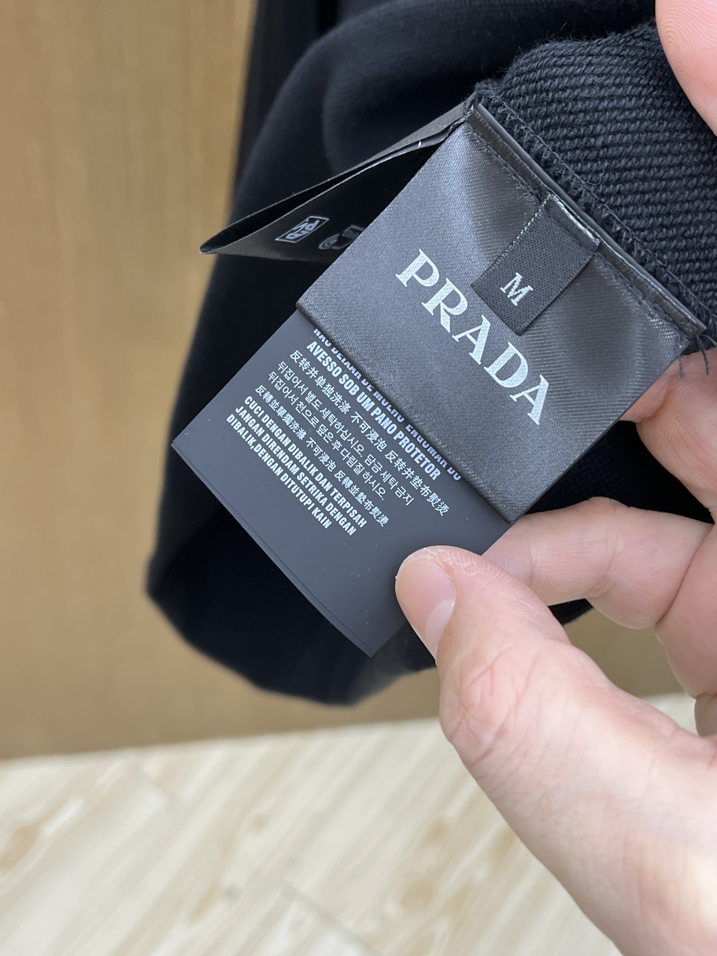 Prada普拉达机能风卫衣：重塑都市潮流与实用主义的边界在都市潮流的浩瀚星海中，这件普拉达卫衣如同一颗耀