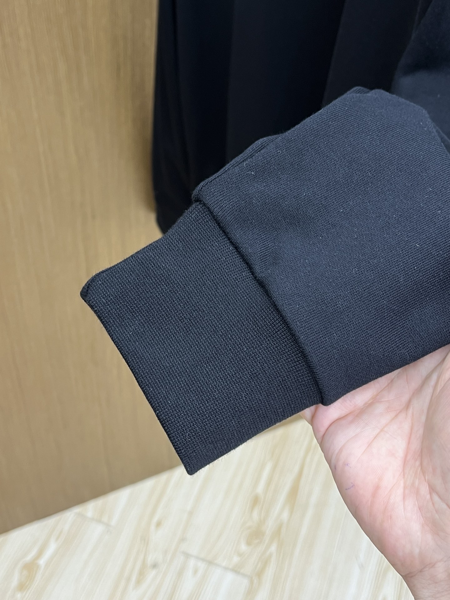 Prada普拉达机能风卫衣：重塑都市潮流与实用主义的边界在都市潮流的浩瀚星海中，这件普拉达卫衣如同一颗耀