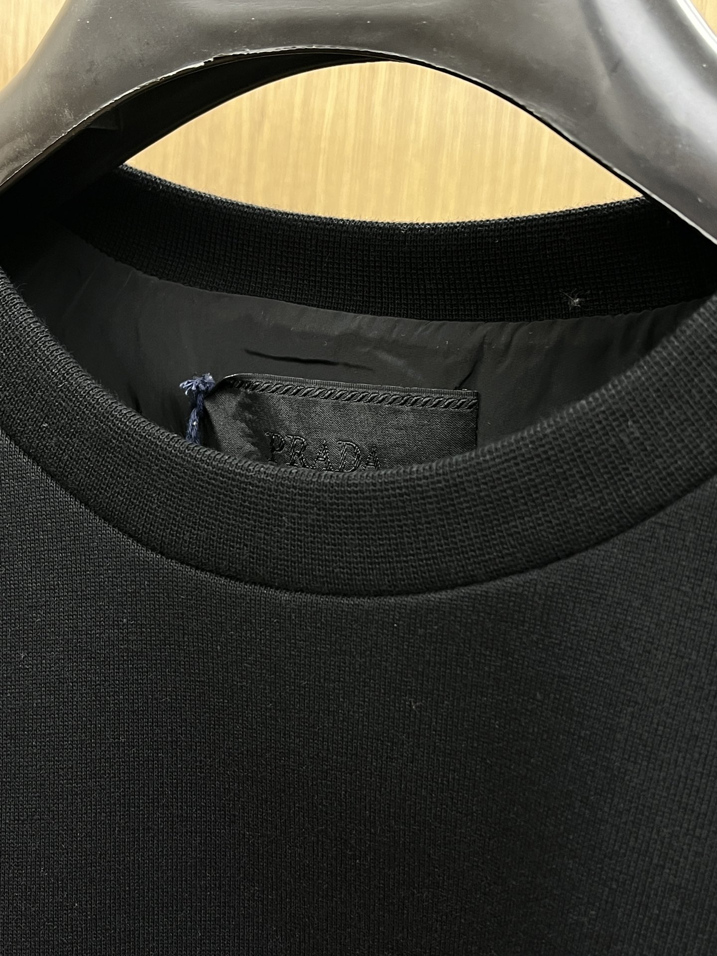 Prada普拉达机能风卫衣：重塑都市潮流与实用主义的边界在都市潮流的浩瀚星海中，这件普拉达卫衣如同一颗耀