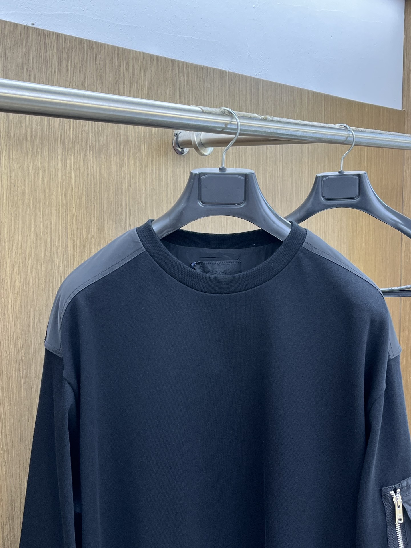 Prada普拉达机能风卫衣：重塑都市潮流与实用主义的边界在都市潮流的浩瀚星海中，这件普拉达卫衣如同一颗耀