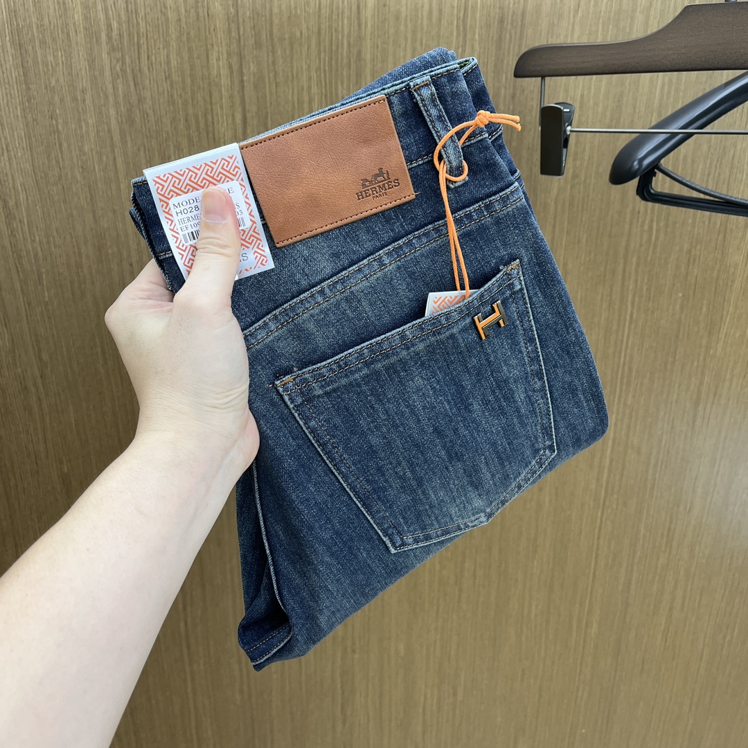 NO:572102,Autumn and winter HER high-end customization, 25SS autumn and winter latest jeans, simultaneously sold at the counter, imported solid-color fabrics, original customized replicas, customer-supplied hardware and accessories, original order quality, heavy washing, fine workmanship, and excellent upper body!  Preferred single product produced by fax, code number 29-38, no 35.37,,jeans,alexander wang19860909秋冬 HER 高端定制、25SS秋冬最新款牛仔裤 柜台同步发售 进口固色面料 原版定制复刻 客供五金辅料 原单品质 重工洗水 做工走线精细 上身绝佳！优选单品 fax出品 码数29-38无35.37,,jeans,alexander wang,Men's clothing