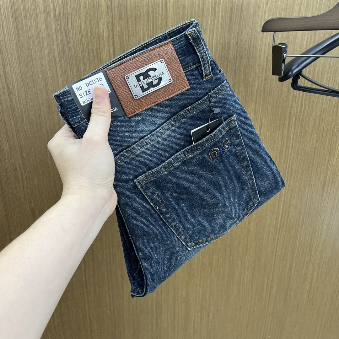 NO:572108,Autumn and winter DG high-end customization, 25SS autumn and winter latest jeans, sold simultaneously at the counter, imported solid-color fabrics, original customized replicas, customer-supplied hardware accessories, original order quality, heavy washing, fine workmanship and fine line routing, excellent upper body!  Preferred single product produced by fax, code number 29-38, no 35.37,,jeans,alexander wang19860909秋冬 DG 高端定制、25SS秋冬最新款牛仔裤 柜台同步发售 进口固色面料 原版定制复刻 客供五金辅料 原单品质 重工洗水 做工走线精细 上身绝佳！优选单品 fax出品 码数29-38无35.37,,jeans,alexander wang,Men's clothing