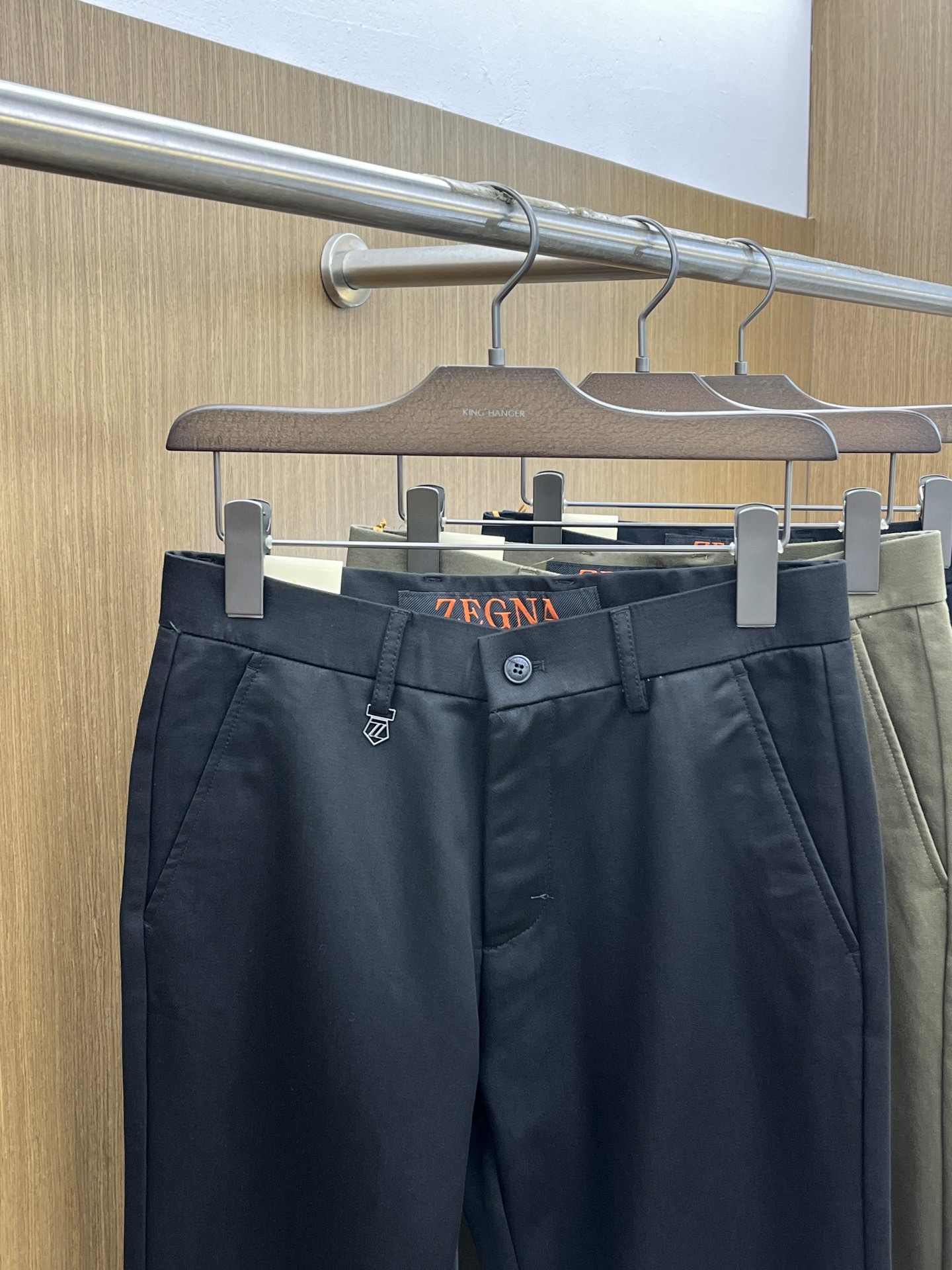 秋冬 zz🔥🔥ss秋冬新品，官网同步有售，男士高端商务休闲西裤，高端进口面料，带弹力，后面采用硅胶字母压