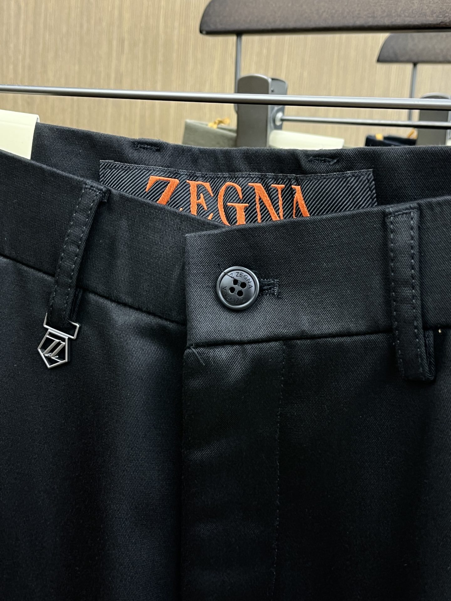 秋冬 zz🔥🔥ss秋冬新品，官网同步有售，男士高端商务休闲西裤，高端进口面料，带弹力，后面采用硅胶字母压