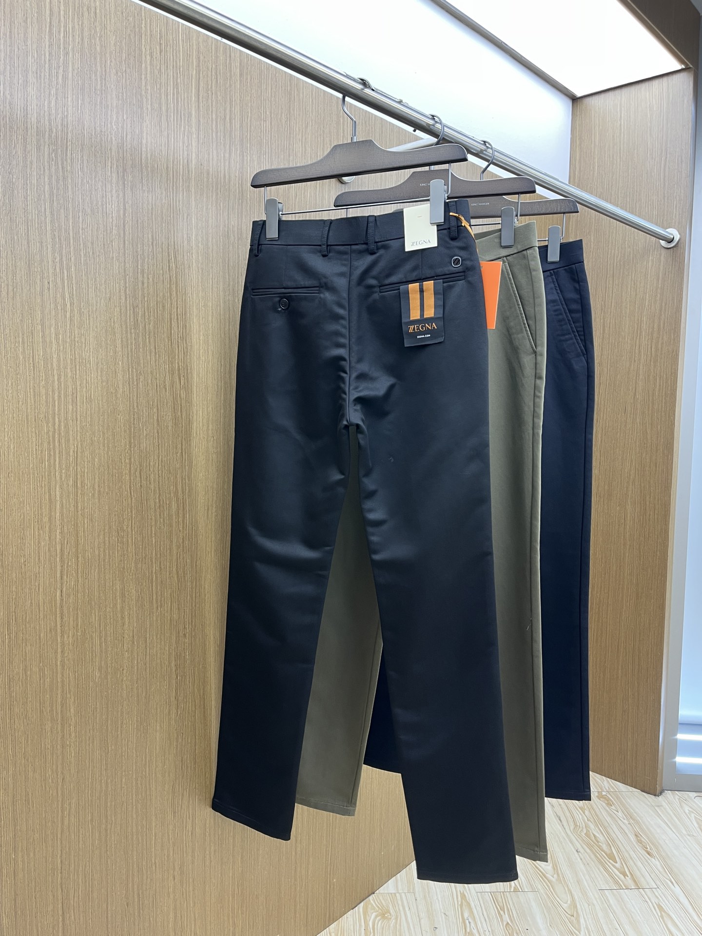 秋冬 zz🔥🔥ss秋冬新品，官网同步有售，男士高端商务休闲西裤，高端进口面料，带弹力，后面采用硅胶字母压