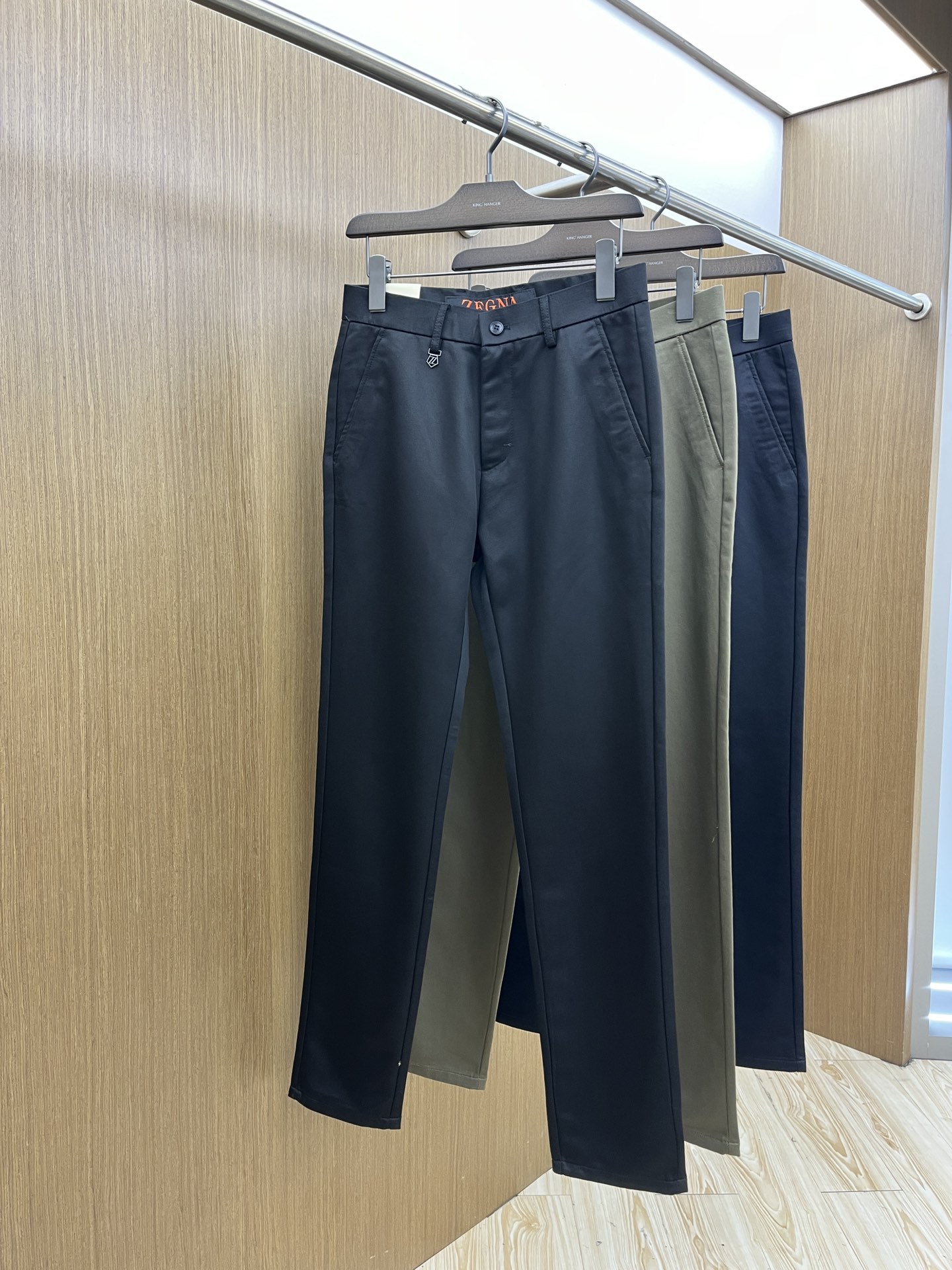 秋冬 zz🔥🔥ss秋冬新品，官网同步有售，男士高端商务休闲西裤，高端进口面料，带弹力，后面采用硅胶字母压