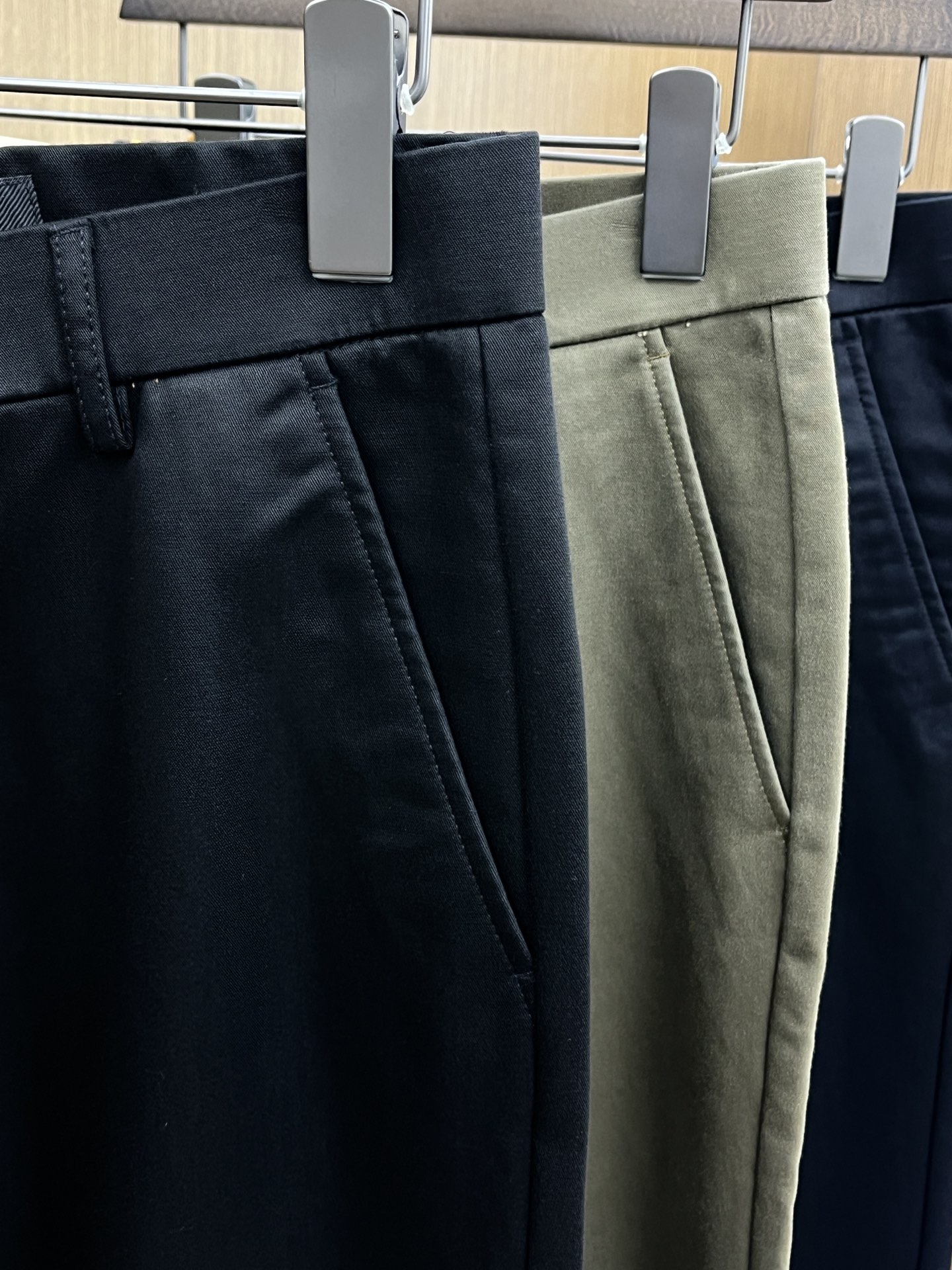 秋冬 zz🔥🔥ss秋冬新品，官网同步有售，男士高端商务休闲西裤，高端进口面料，带弹力，后面采用硅胶字母压