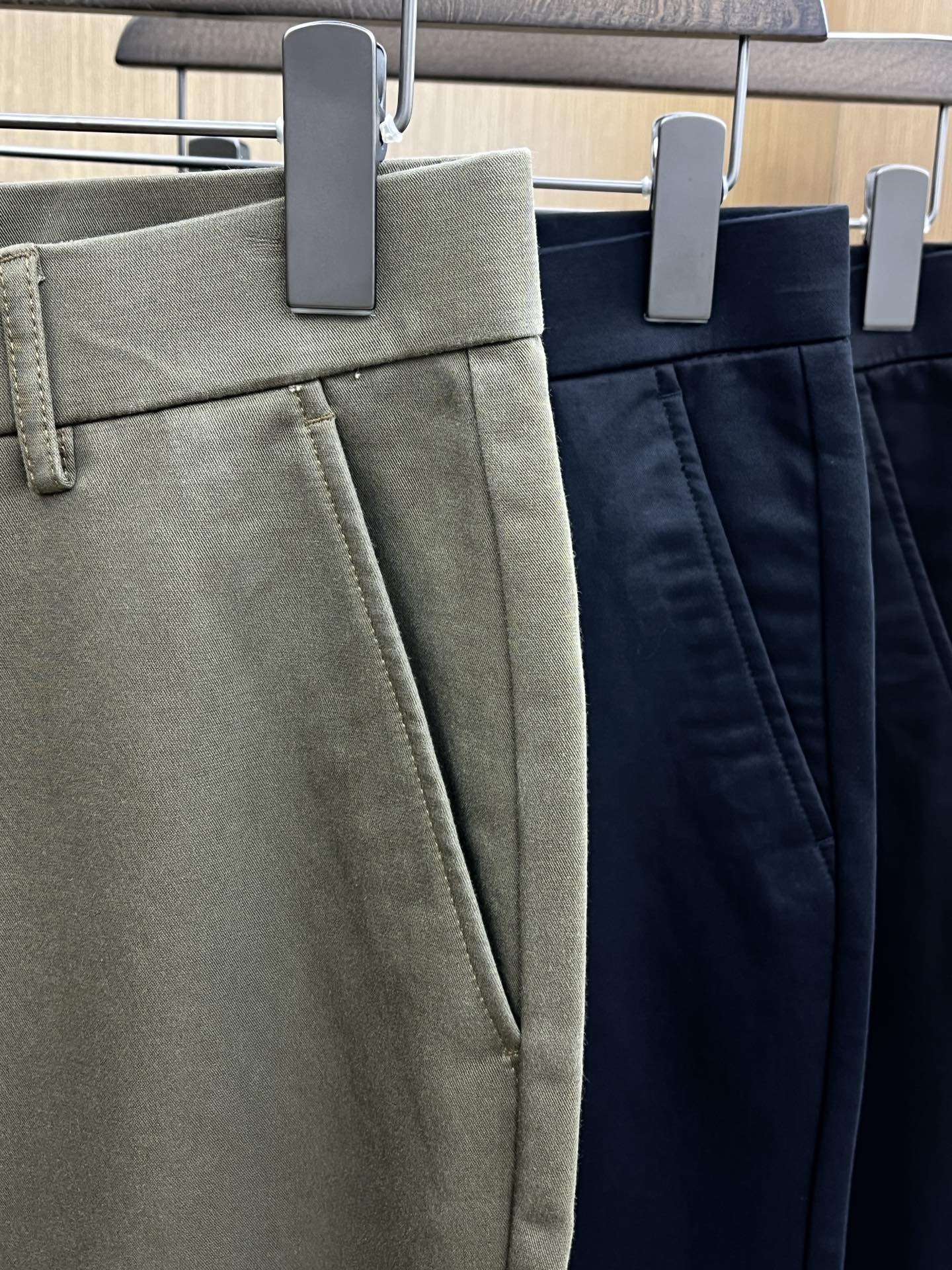 秋冬 zz🔥🔥ss秋冬新品，官网同步有售，男士高端商务休闲西裤，高端进口面料，带弹力，后面采用硅胶字母压