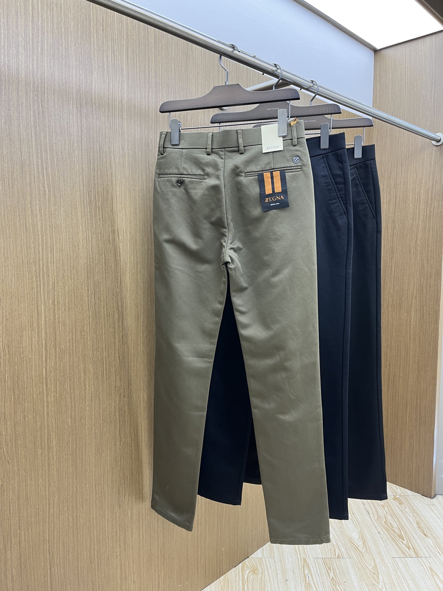 秋冬 zz🔥🔥ss秋冬新品，官网同步有售，男士高端商务休闲西裤，高端进口面料，带弹力，后面采用硅胶字母压