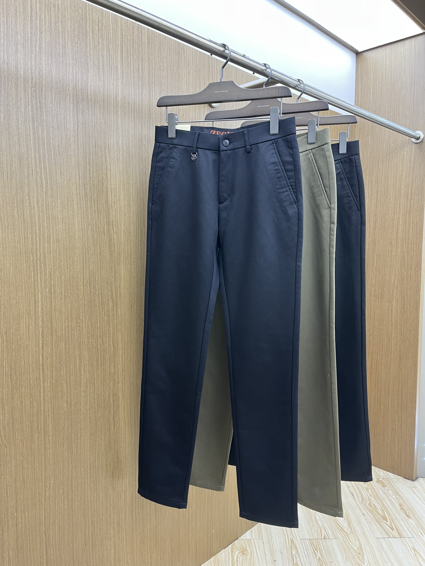 秋冬 zz🔥🔥ss秋冬新品，官网同步有售，男士高端商务休闲西裤，高端进口面料，带弹力，后面采用硅胶字母压