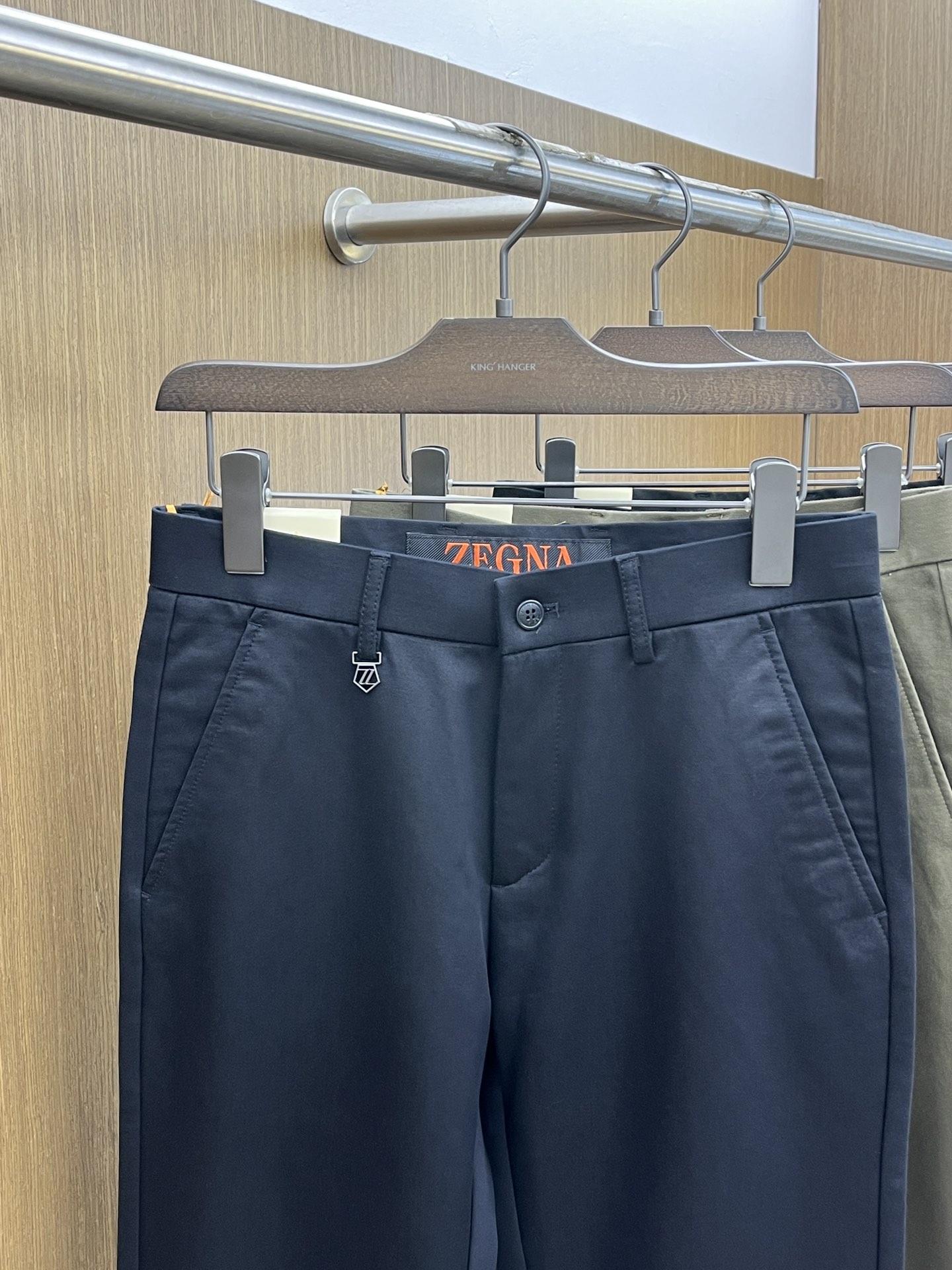 秋冬 zz🔥🔥ss秋冬新品，官网同步有售，男士高端商务休闲西裤，高端进口面料，带弹力，后面采用硅胶字母压