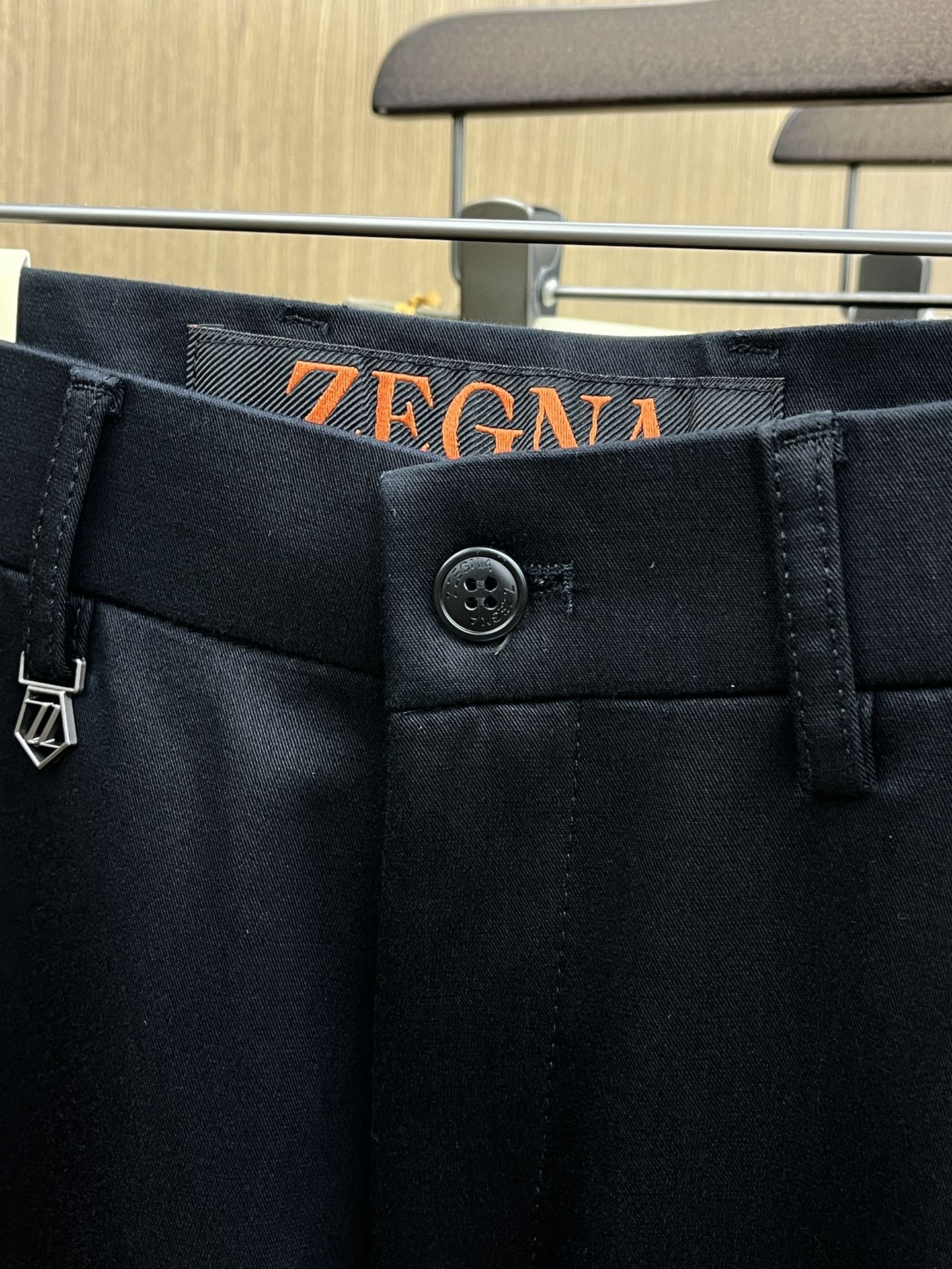 秋冬 zz🔥🔥ss秋冬新品，官网同步有售，男士高端商务休闲西裤，高端进口面料，带弹力，后面采用硅胶字母压