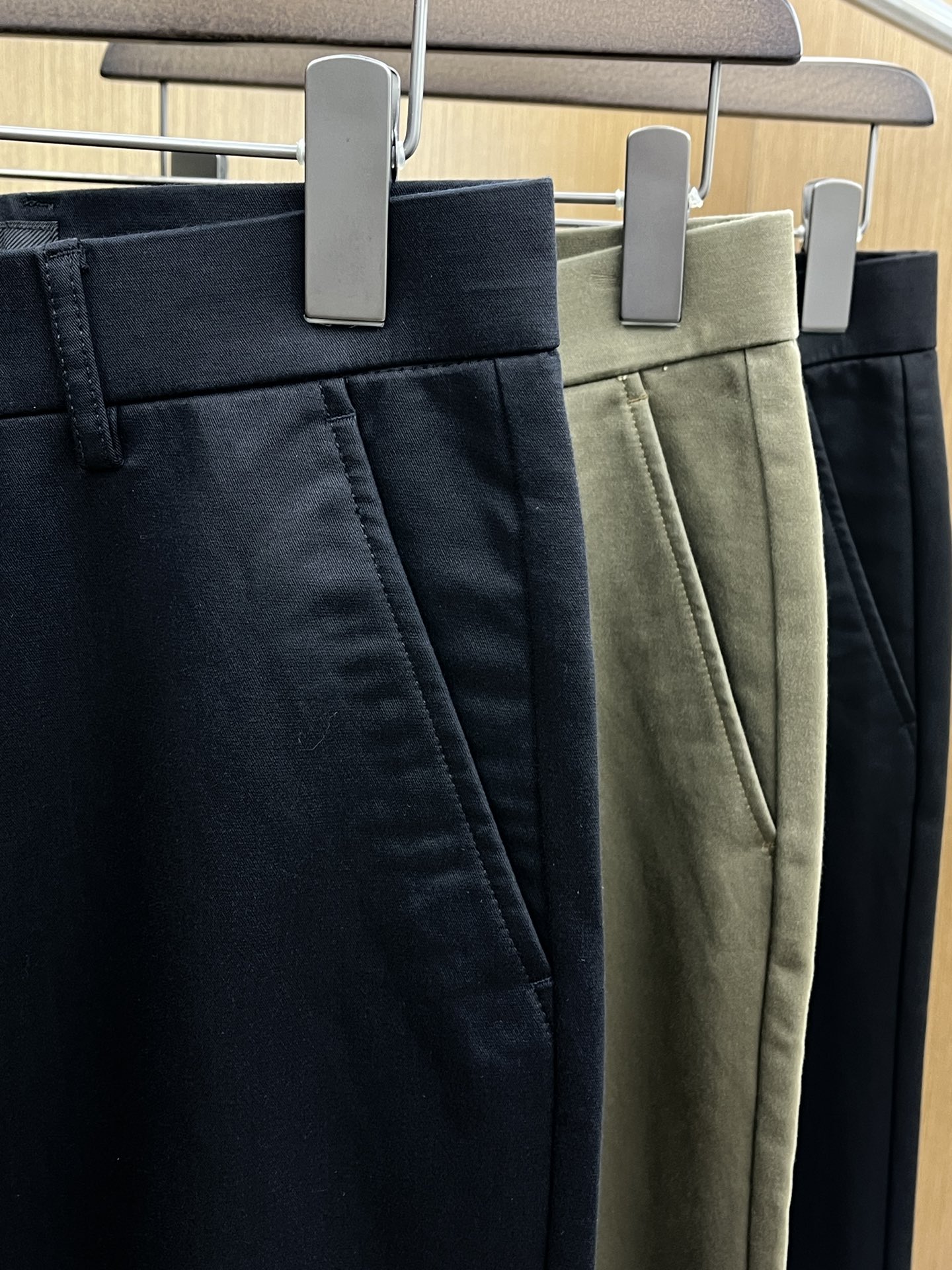 秋冬 zz🔥🔥ss秋冬新品，官网同步有售，男士高端商务休闲西裤，高端进口面料，带弹力，后面采用硅胶字母压