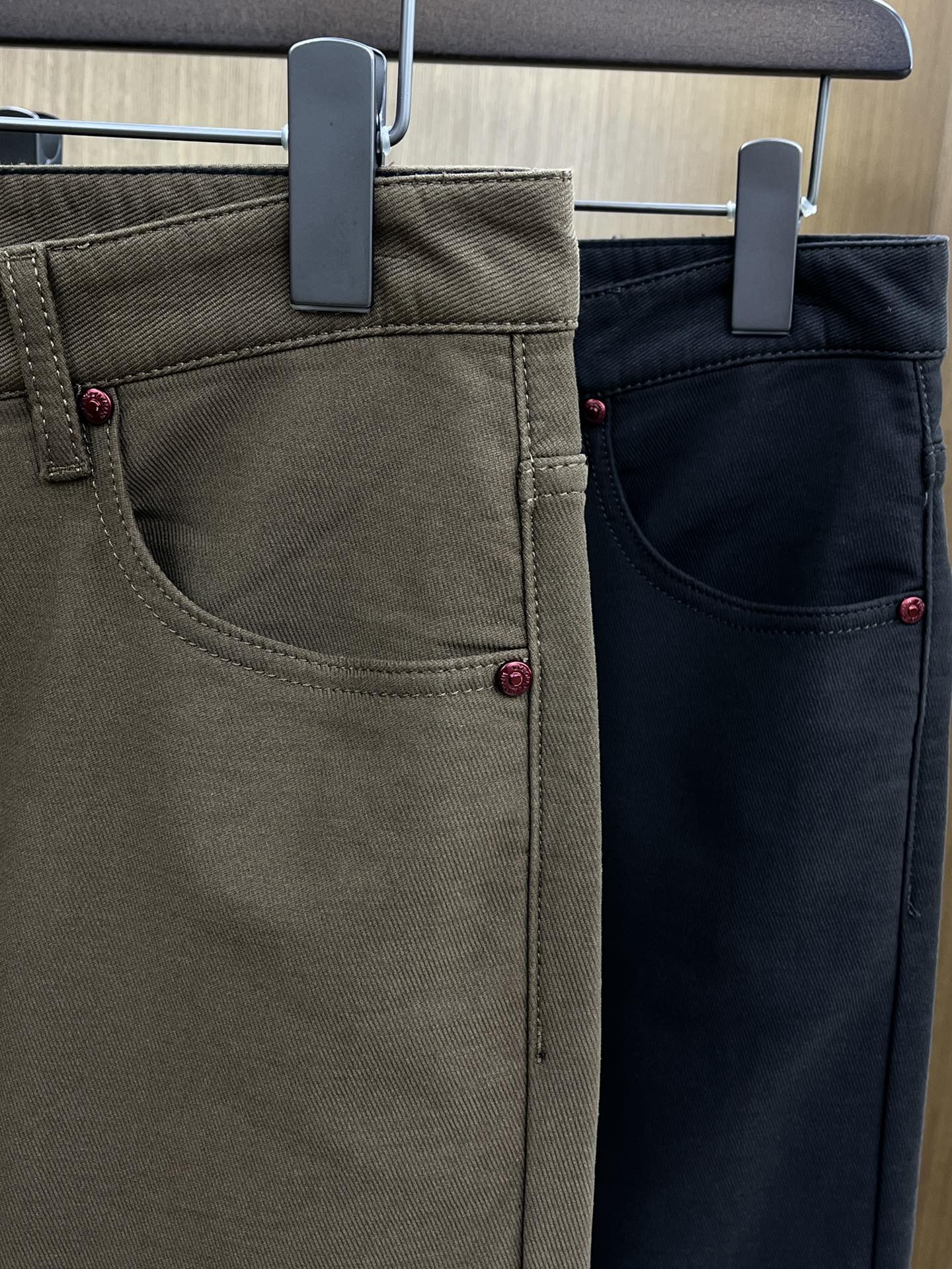 秋冬 AJ 🔥🔥ss秋冬新品，官网同步有售，男士高端商务休闲西裤，高端进口面料，带弹力，后面采用硅胶字母