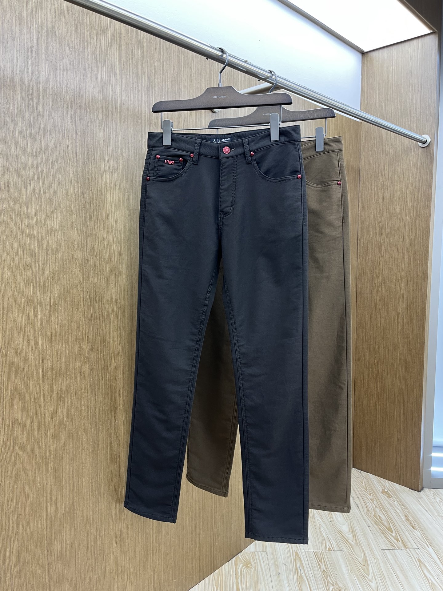 秋冬 AJ 🔥🔥ss秋冬新品，官网同步有售，男士高端商务休闲西裤，高端进口面料，带弹力，后面采用硅胶字母