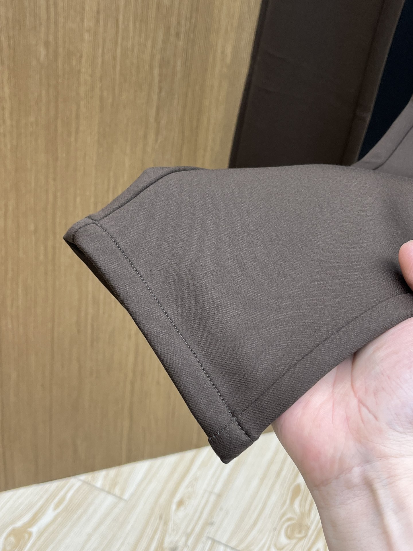 秋冬 LV 🔥🔥ss秋冬新品，官网同步有售，男士高端商务休闲西裤，高端进口面料，带弹力，后面采用硅胶字母