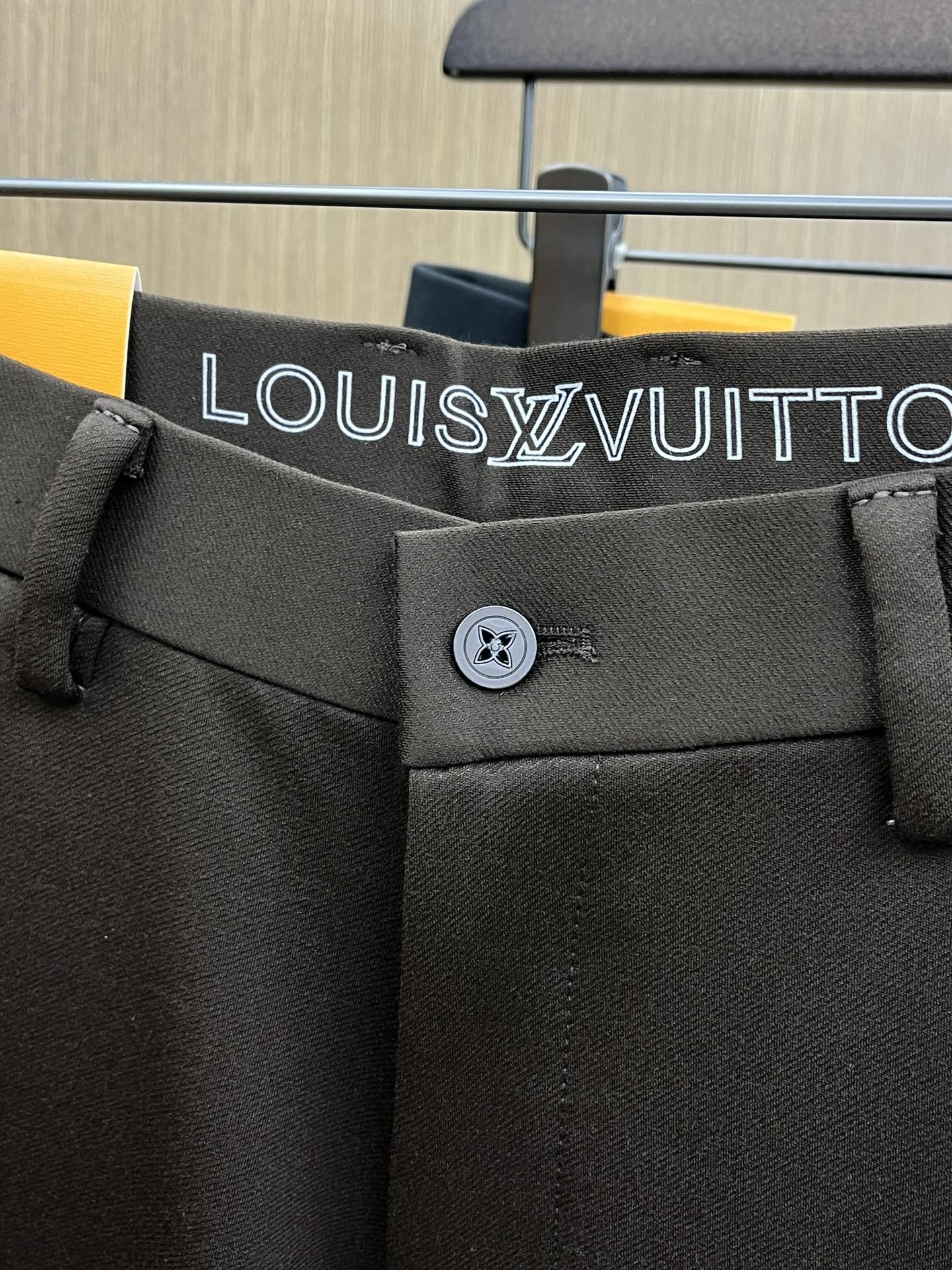 秋冬 LV 🔥🔥ss秋冬新品，官网同步有售，男士高端商务休闲西裤，高端进口面料，带弹力，后面采用硅胶字母