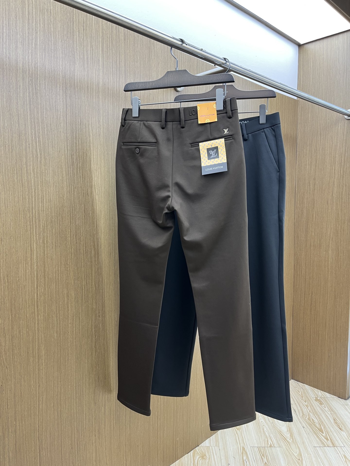 秋冬 LV 🔥🔥ss秋冬新品，官网同步有售，男士高端商务休闲西裤，高端进口面料，带弹力，后面采用硅胶字母