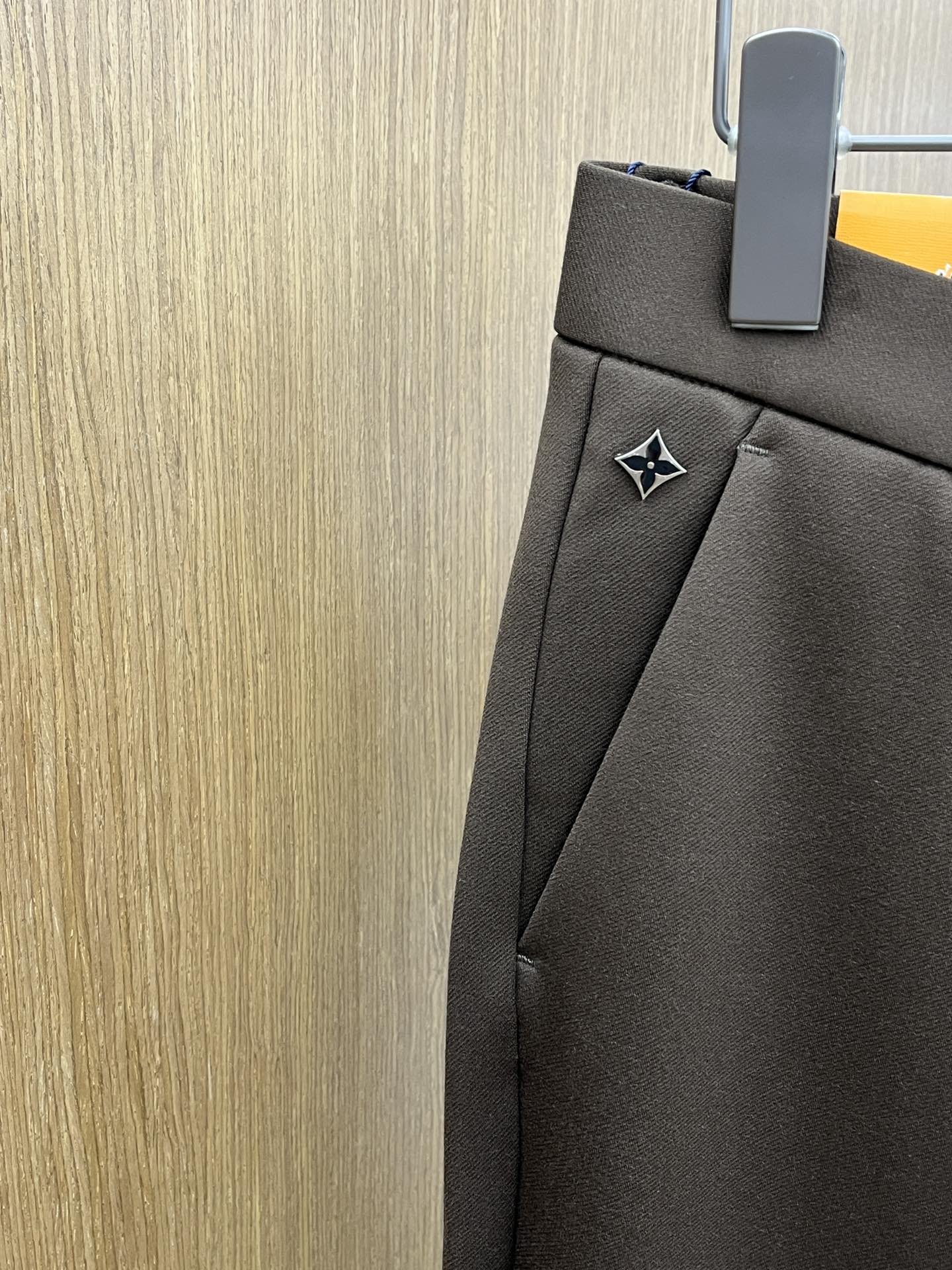 秋冬 LV 🔥🔥ss秋冬新品，官网同步有售，男士高端商务休闲西裤，高端进口面料，带弹力，后面采用硅胶字母