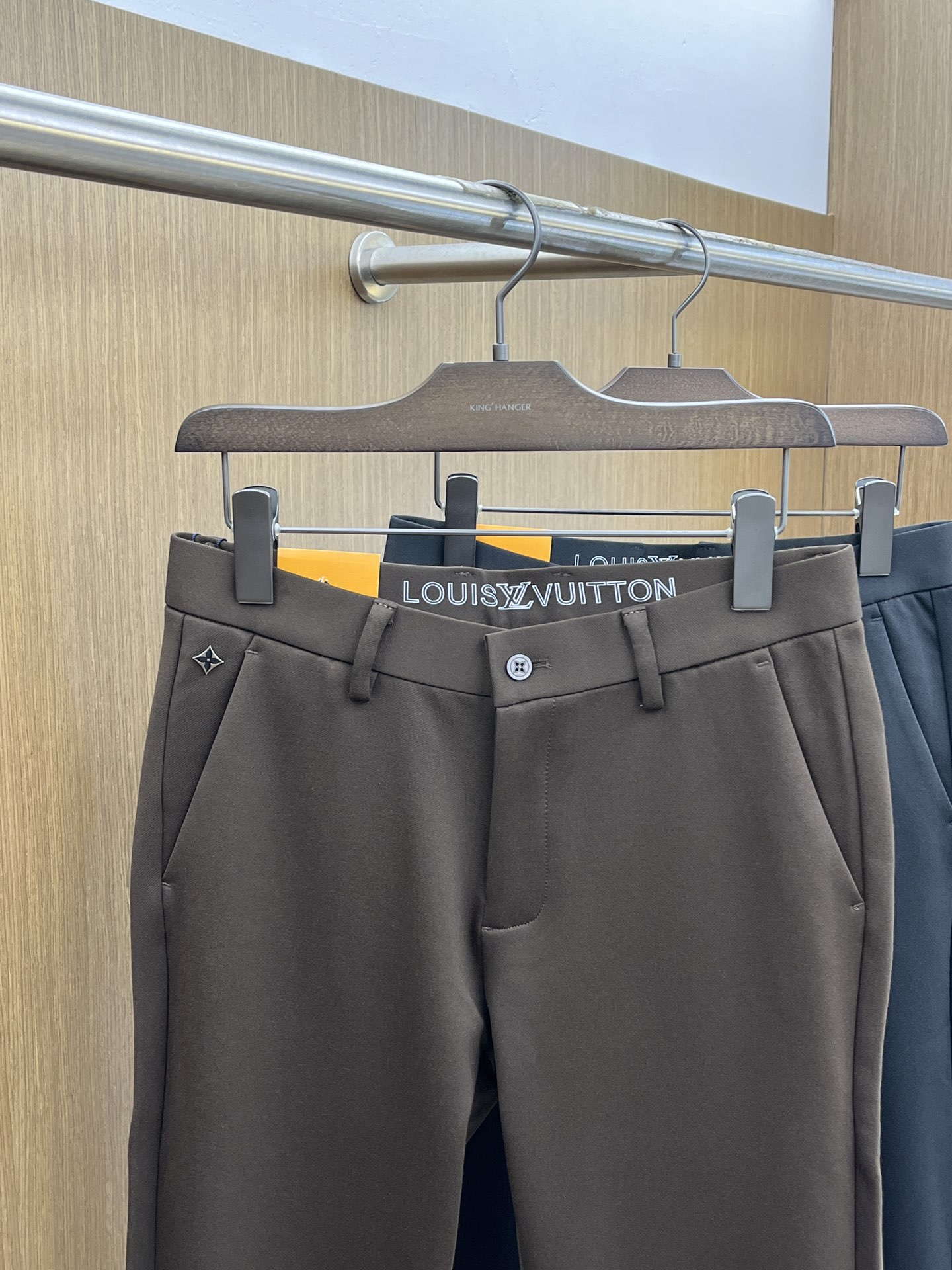 秋冬 LV 🔥🔥ss秋冬新品，官网同步有售，男士高端商务休闲西裤，高端进口面料，带弹力，后面采用硅胶字母