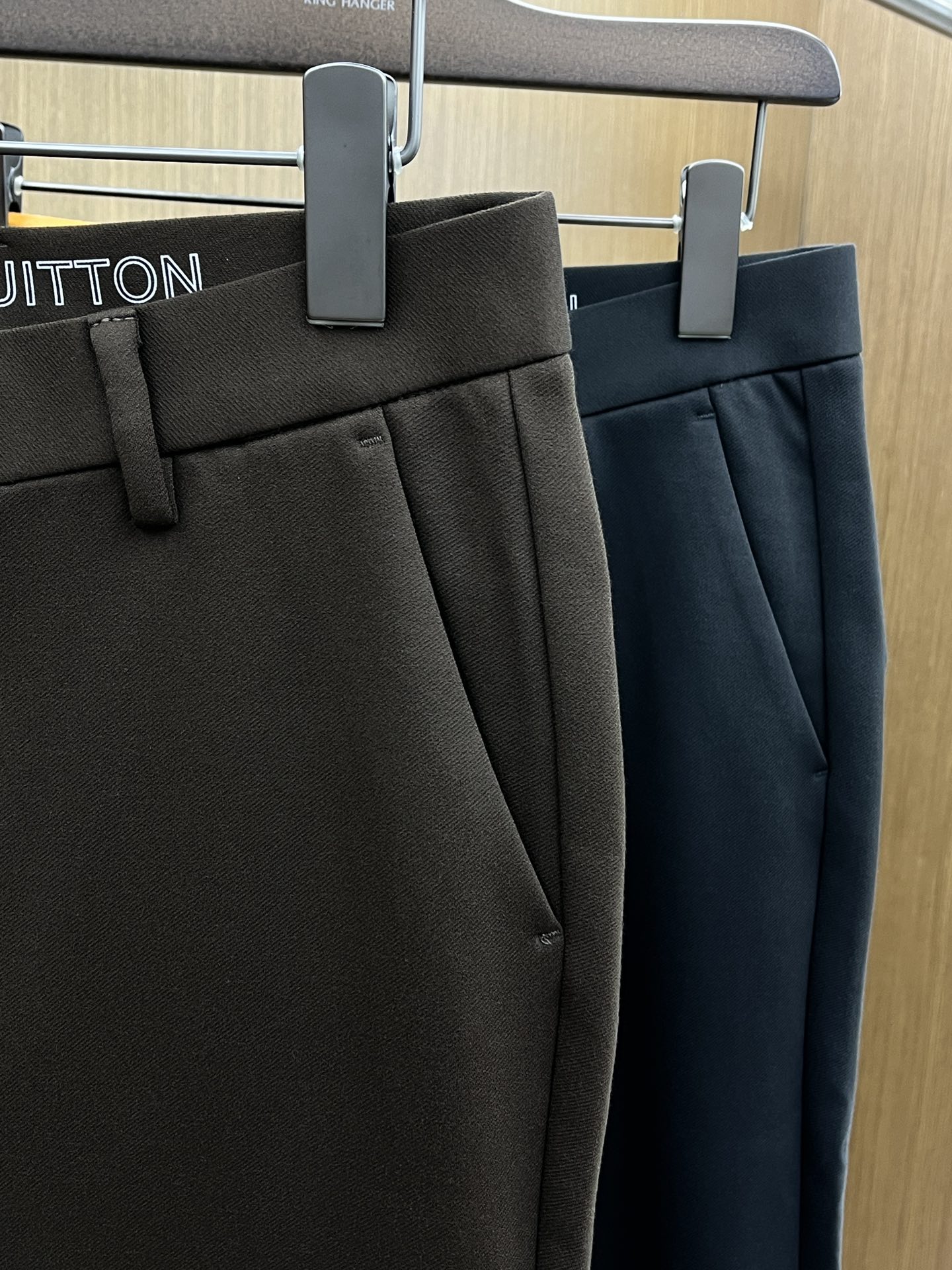 秋冬 LV 🔥🔥ss秋冬新品，官网同步有售，男士高端商务休闲西裤，高端进口面料，带弹力，后面采用硅胶字母