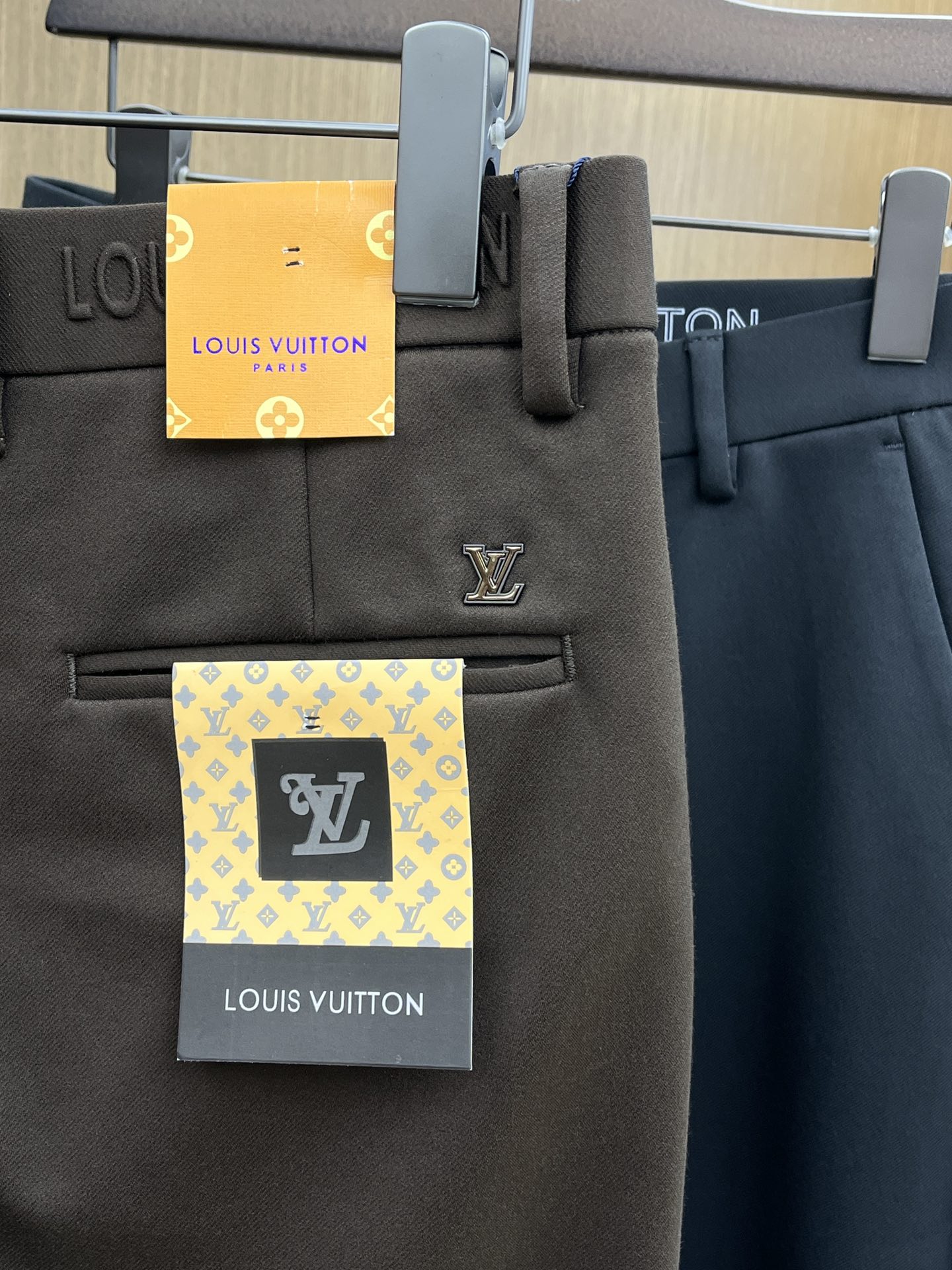 秋冬 LV 🔥🔥ss秋冬新品，官网同步有售，男士高端商务休闲西裤，高端进口面料，带弹力，后面采用硅胶字母