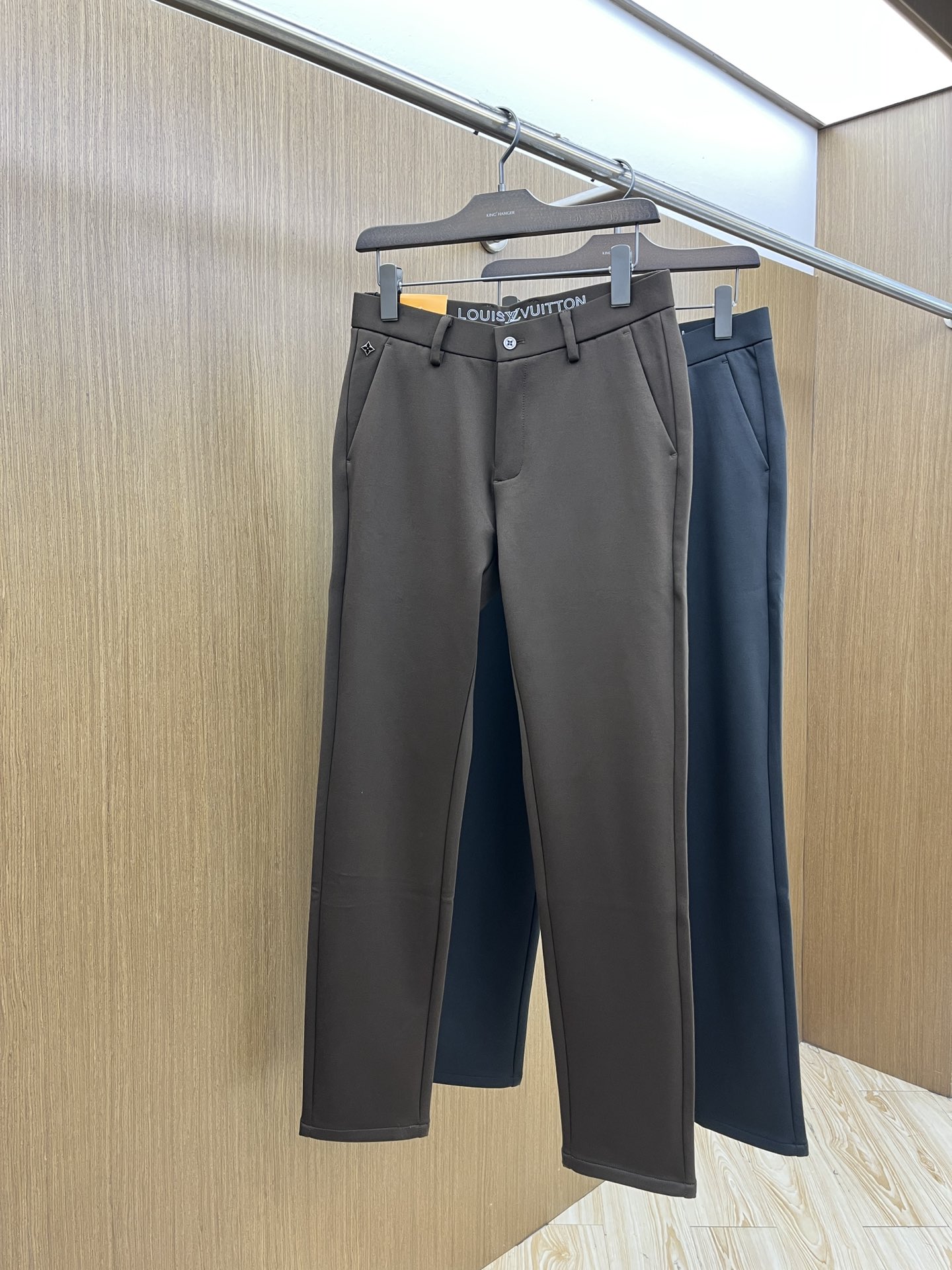 秋冬 LV 🔥🔥ss秋冬新品，官网同步有售，男士高端商务休闲西裤，高端进口面料，带弹力，后面采用硅胶字母