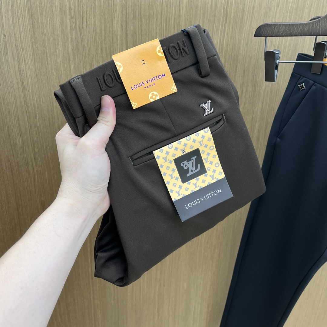 秋冬 LV 🔥🔥ss秋冬新品，官网同步有售，男士高端商务休闲西裤，高端进口面料，带弹力，后面采用硅胶字母