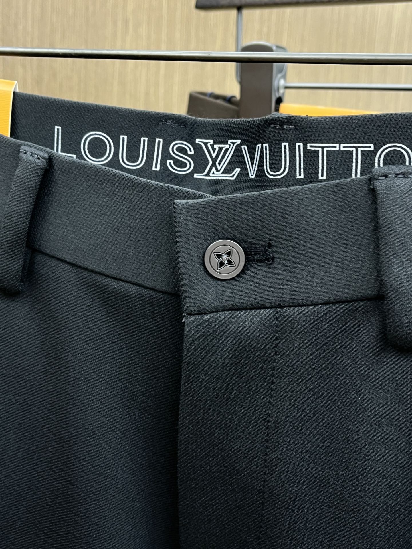 秋冬 LV 🔥🔥ss秋冬新品，官网同步有售，男士高端商务休闲西裤，高端进口面料，带弹力，后面采用硅胶字母