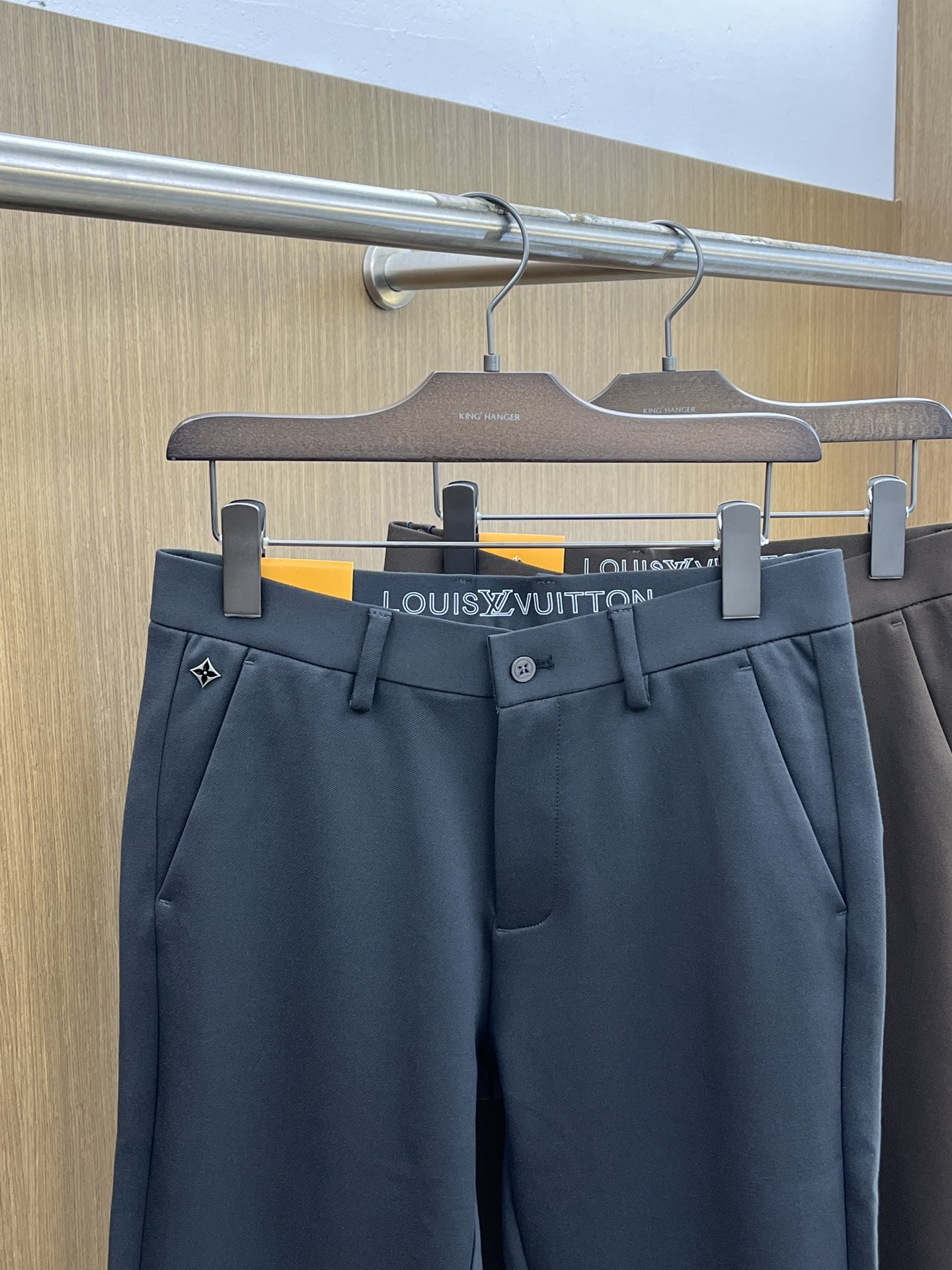 秋冬 LV 🔥🔥ss秋冬新品，官网同步有售，男士高端商务休闲西裤，高端进口面料，带弹力，后面采用硅胶字母