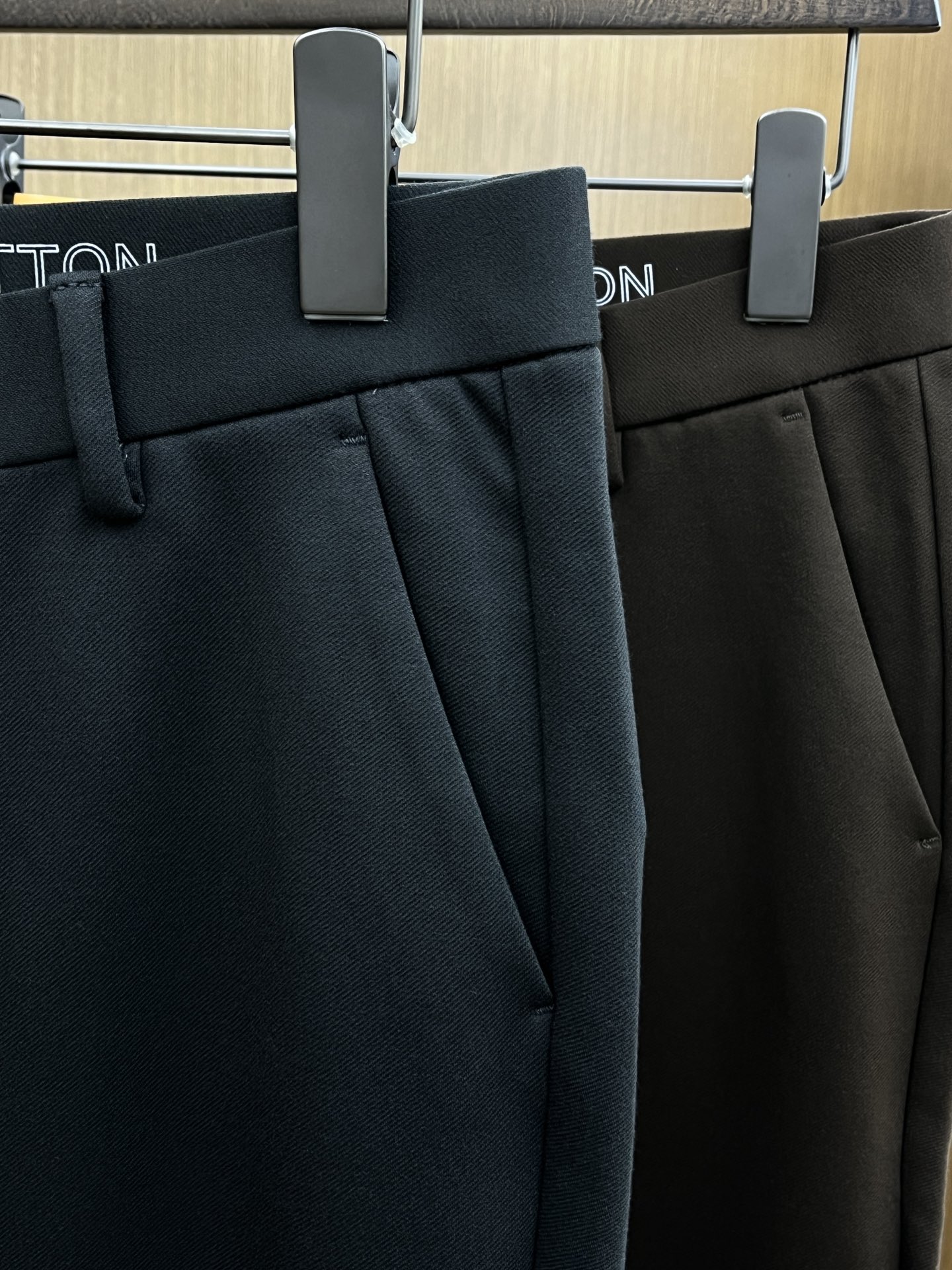 秋冬 LV 🔥🔥ss秋冬新品，官网同步有售，男士高端商务休闲西裤，高端进口面料，带弹力，后面采用硅胶字母