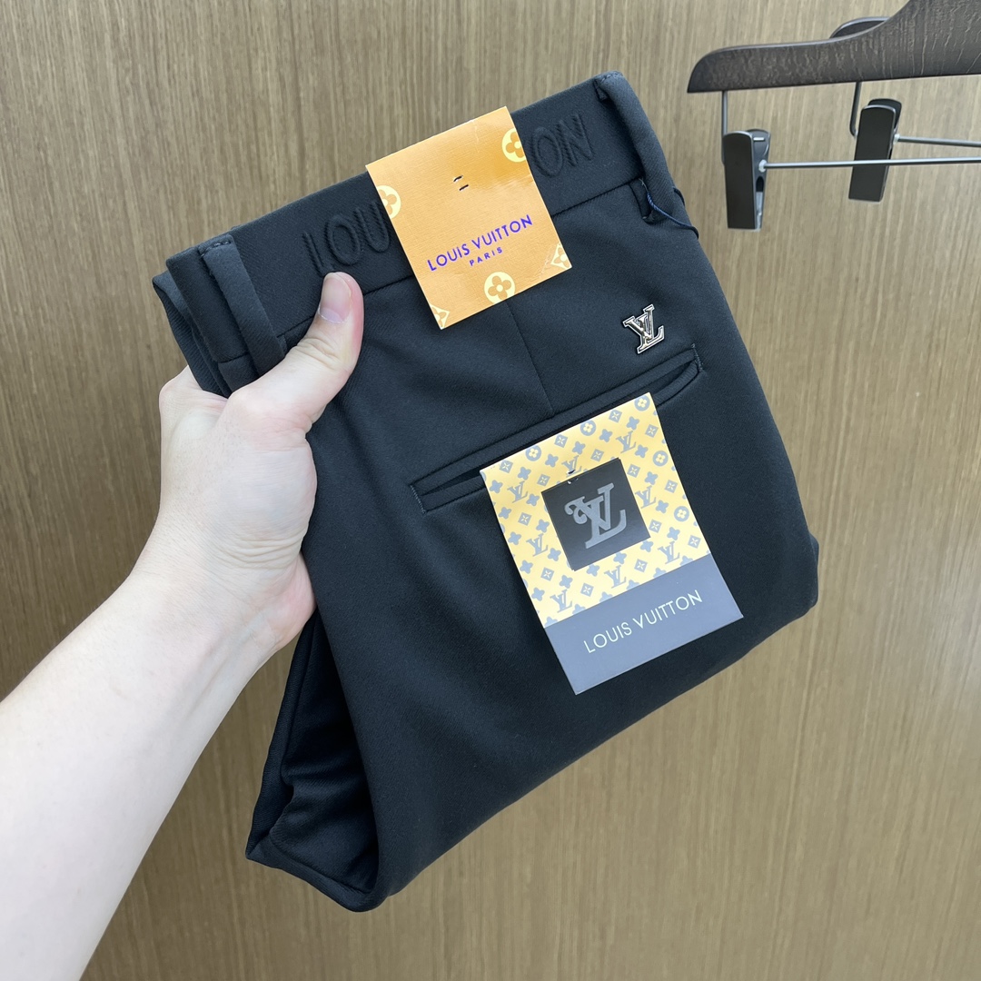 秋冬 LV 🔥🔥ss秋冬新品，官网同步有售，男士高端商务休闲西裤，高端进口面料，带弹力，后面采用硅胶字母