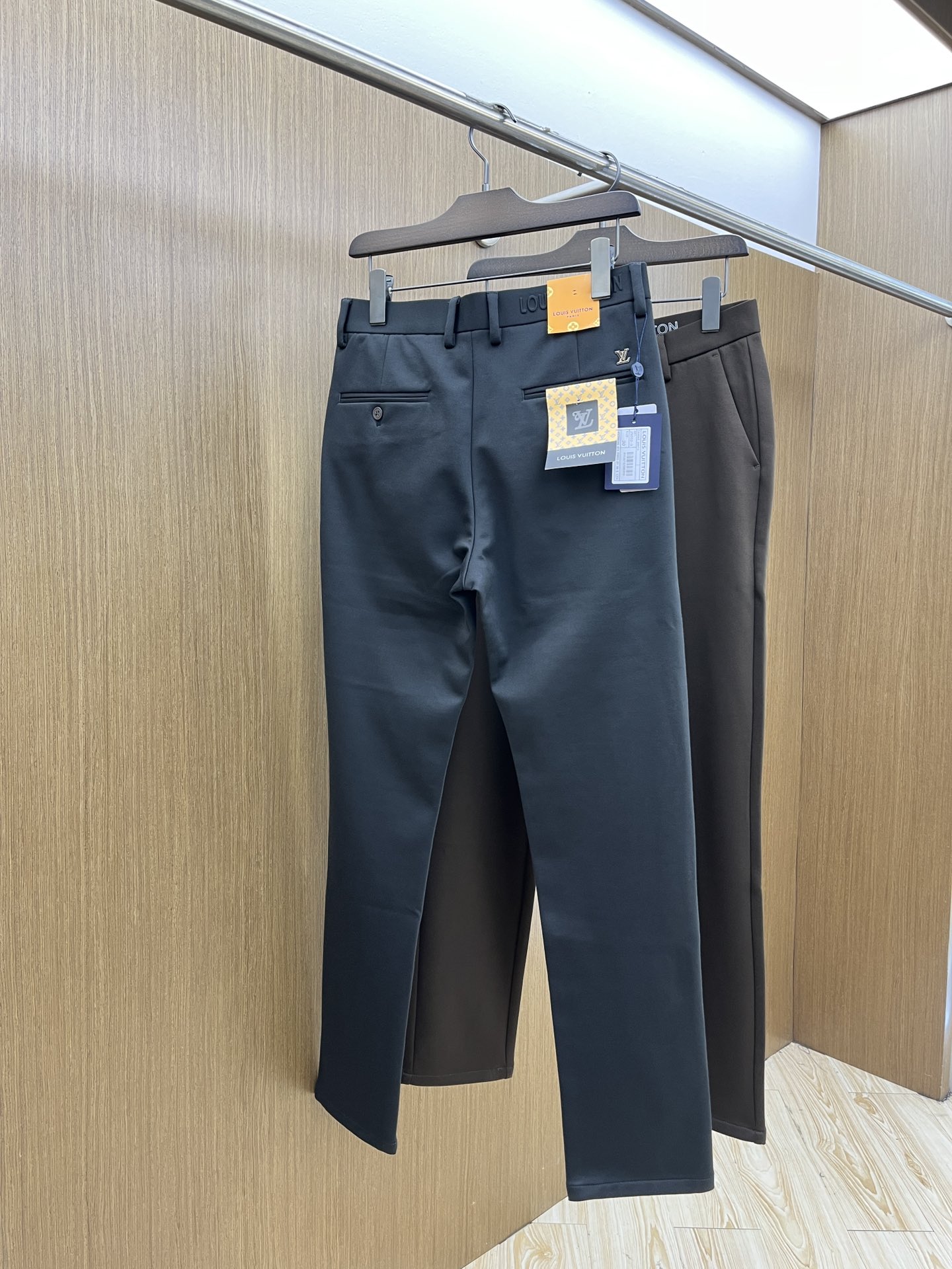 秋冬 LV 🔥🔥ss秋冬新品，官网同步有售，男士高端商务休闲西裤，高端进口面料，带弹力，后面采用硅胶字母
