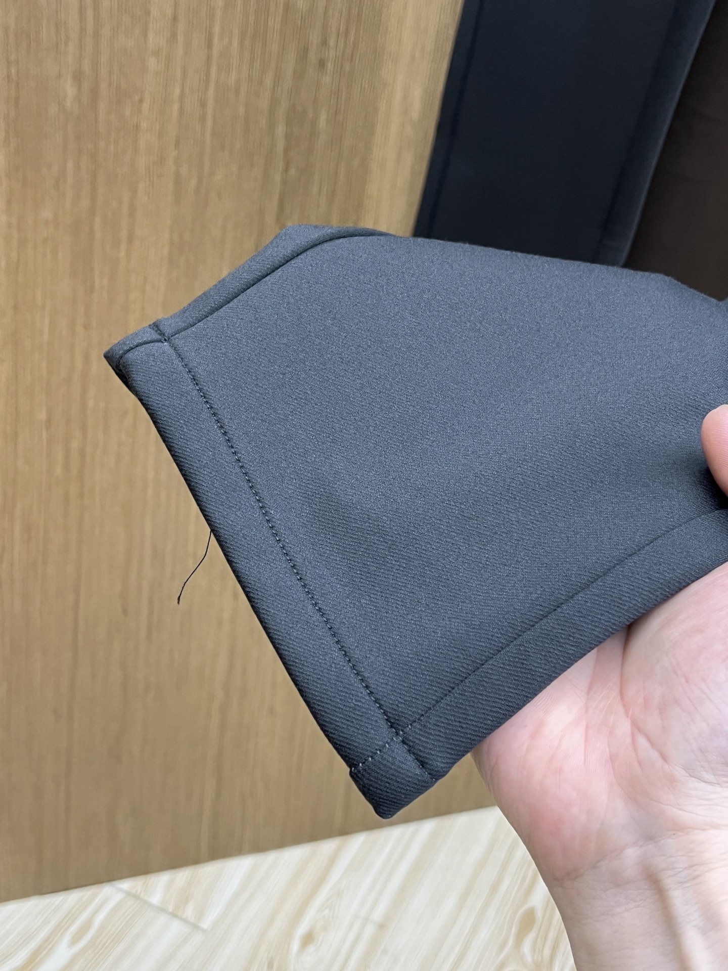 秋冬 LV 🔥🔥ss秋冬新品，官网同步有售，男士高端商务休闲西裤，高端进口面料，带弹力，后面采用硅胶字母