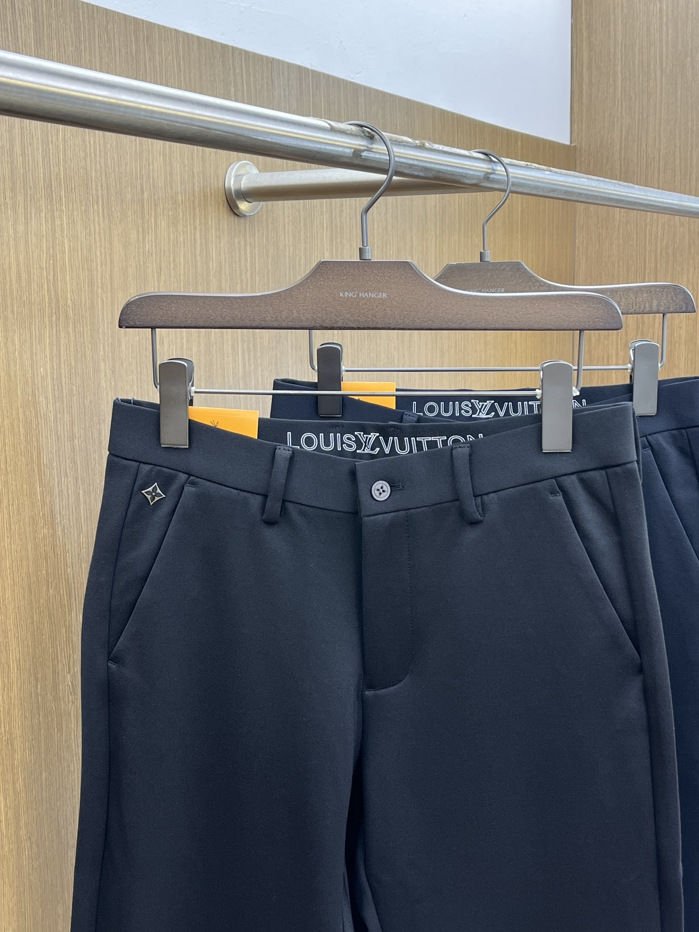 秋冬 LV 🔥🔥ss秋冬新品，官网同步有售，男士高端商务休闲西裤，高端进口面料，带弹力，后面采用硅胶字母