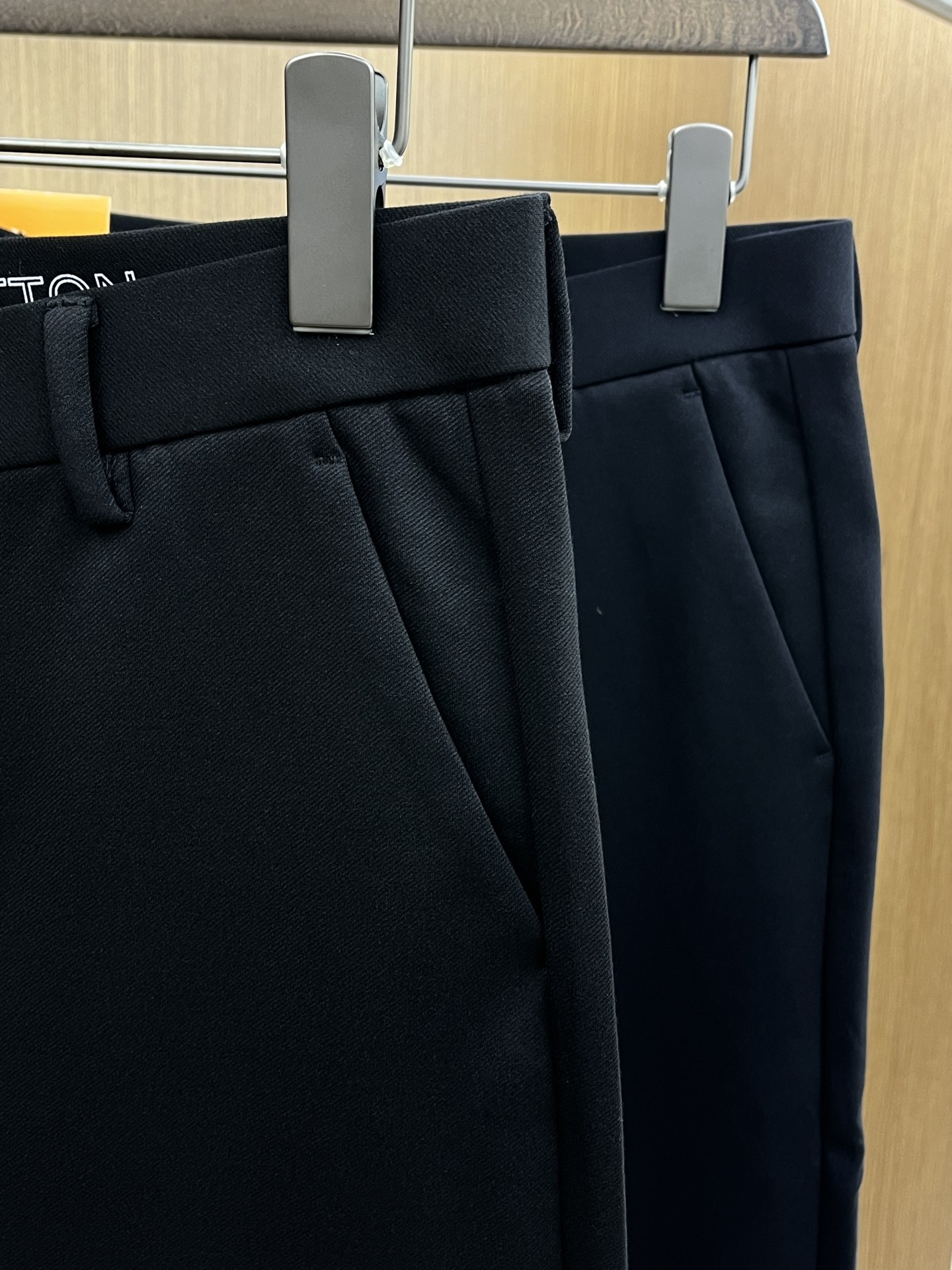 秋冬 LV 🔥🔥ss秋冬新品，官网同步有售，男士高端商务休闲西裤，高端进口面料，带弹力，后面采用硅胶字母