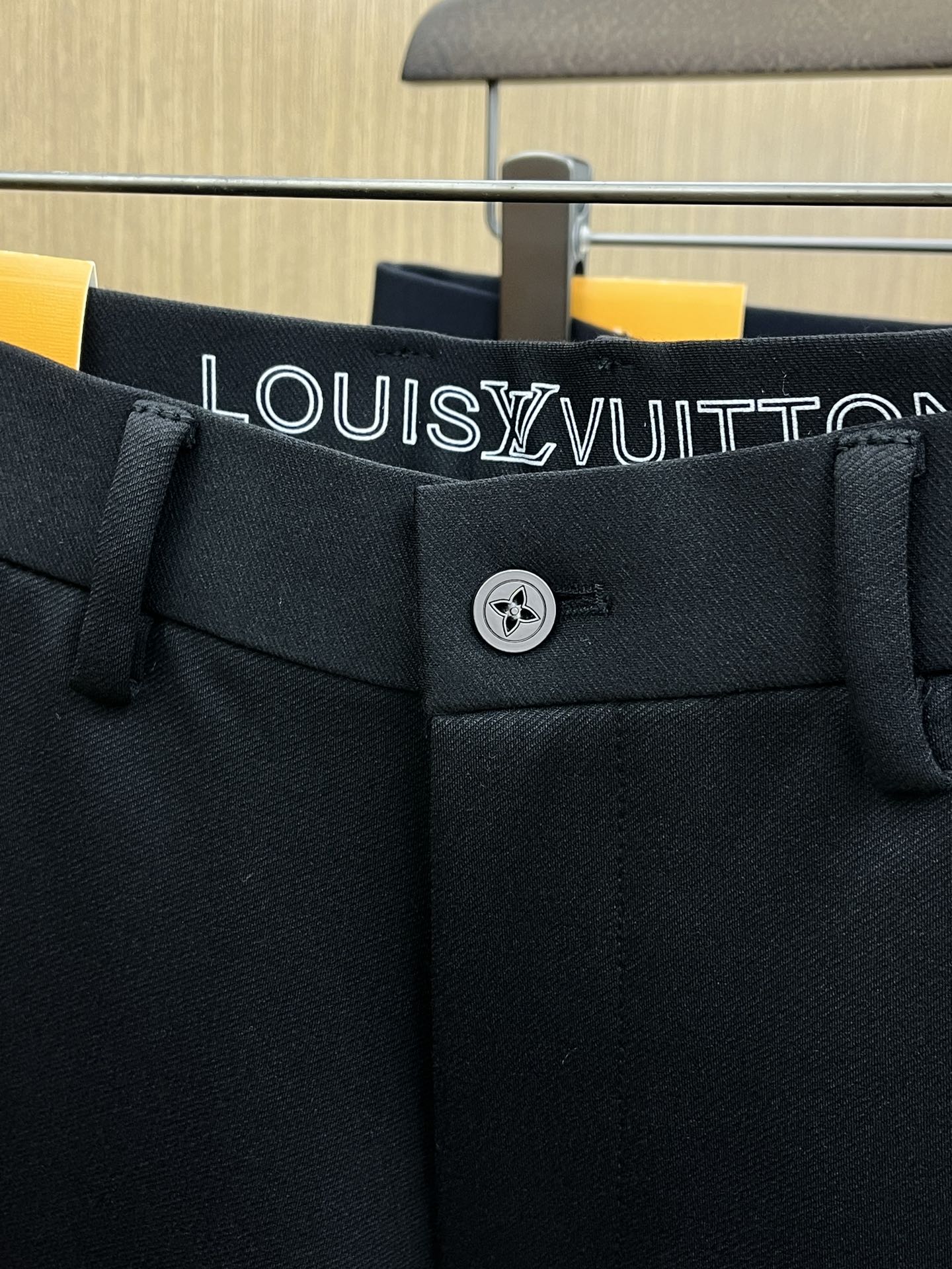 秋冬 LV 🔥🔥ss秋冬新品，官网同步有售，男士高端商务休闲西裤，高端进口面料，带弹力，后面采用硅胶字母