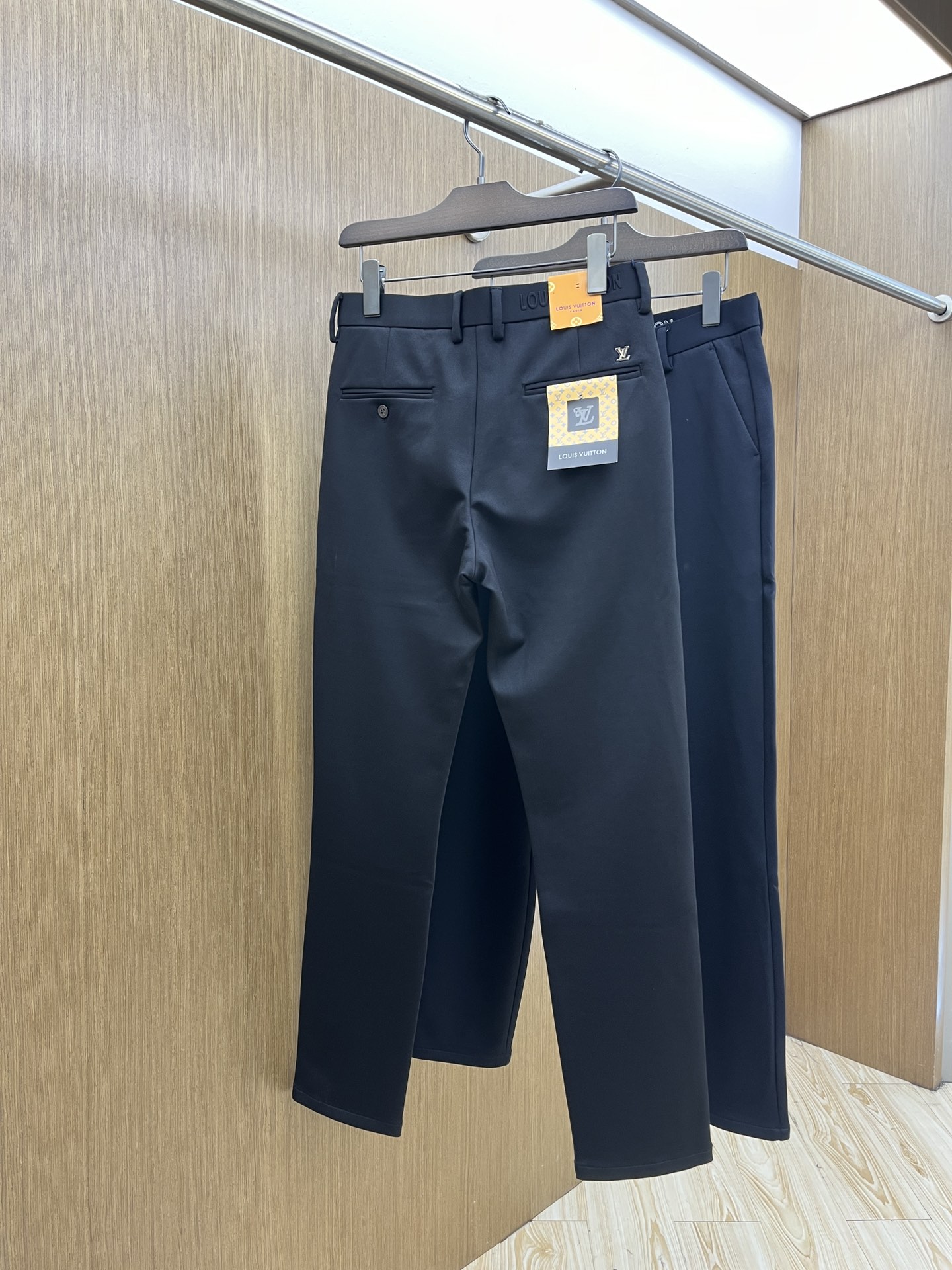 秋冬 LV 🔥🔥ss秋冬新品，官网同步有售，男士高端商务休闲西裤，高端进口面料，带弹力，后面采用硅胶字母
