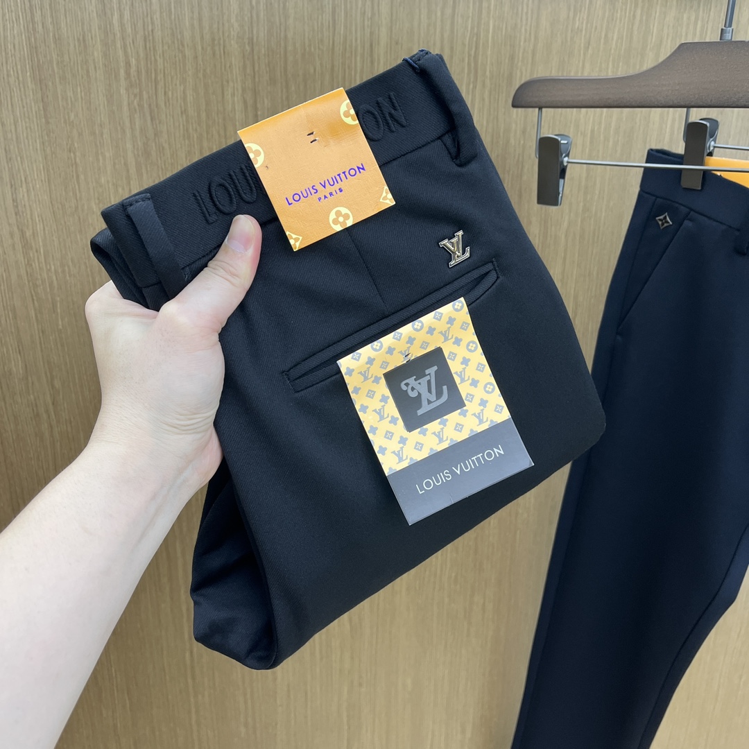 秋冬 LV 🔥🔥ss秋冬新品，官网同步有售，男士高端商务休闲西裤，高端进口面料，带弹力，后面采用硅胶字母