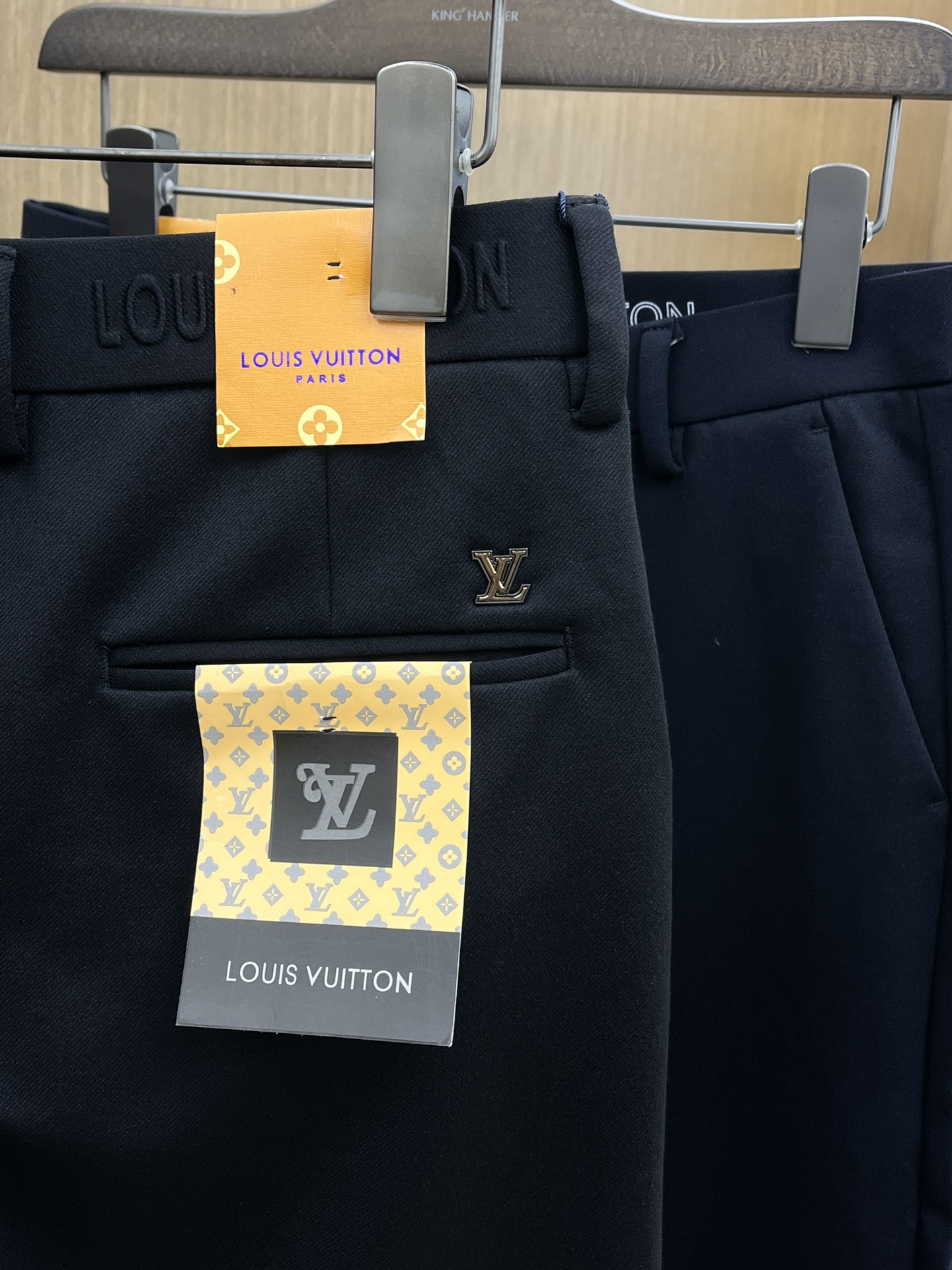 秋冬 LV 🔥🔥ss秋冬新品，官网同步有售，男士高端商务休闲西裤，高端进口面料，带弹力，后面采用硅胶字母