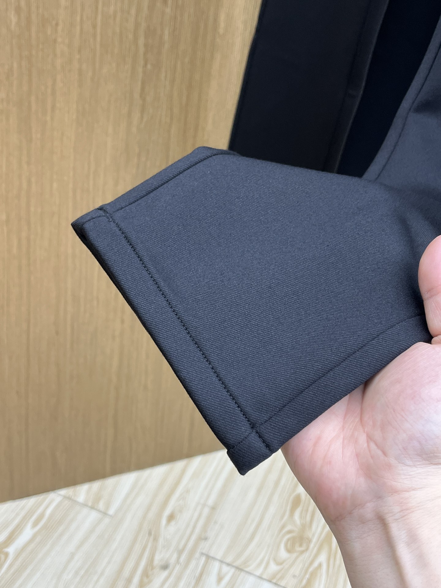 秋冬 LV 🔥🔥ss秋冬新品，官网同步有售，男士高端商务休闲西裤，高端进口面料，带弹力，后面采用硅胶字母