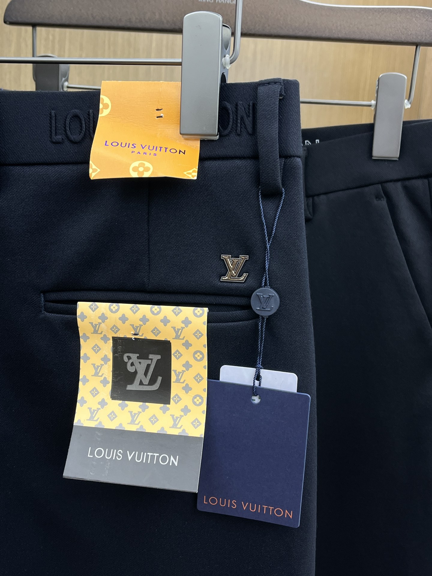 秋冬 LV 🔥🔥ss秋冬新品，官网同步有售，男士高端商务休闲西裤，高端进口面料，带弹力，后面采用硅胶字母