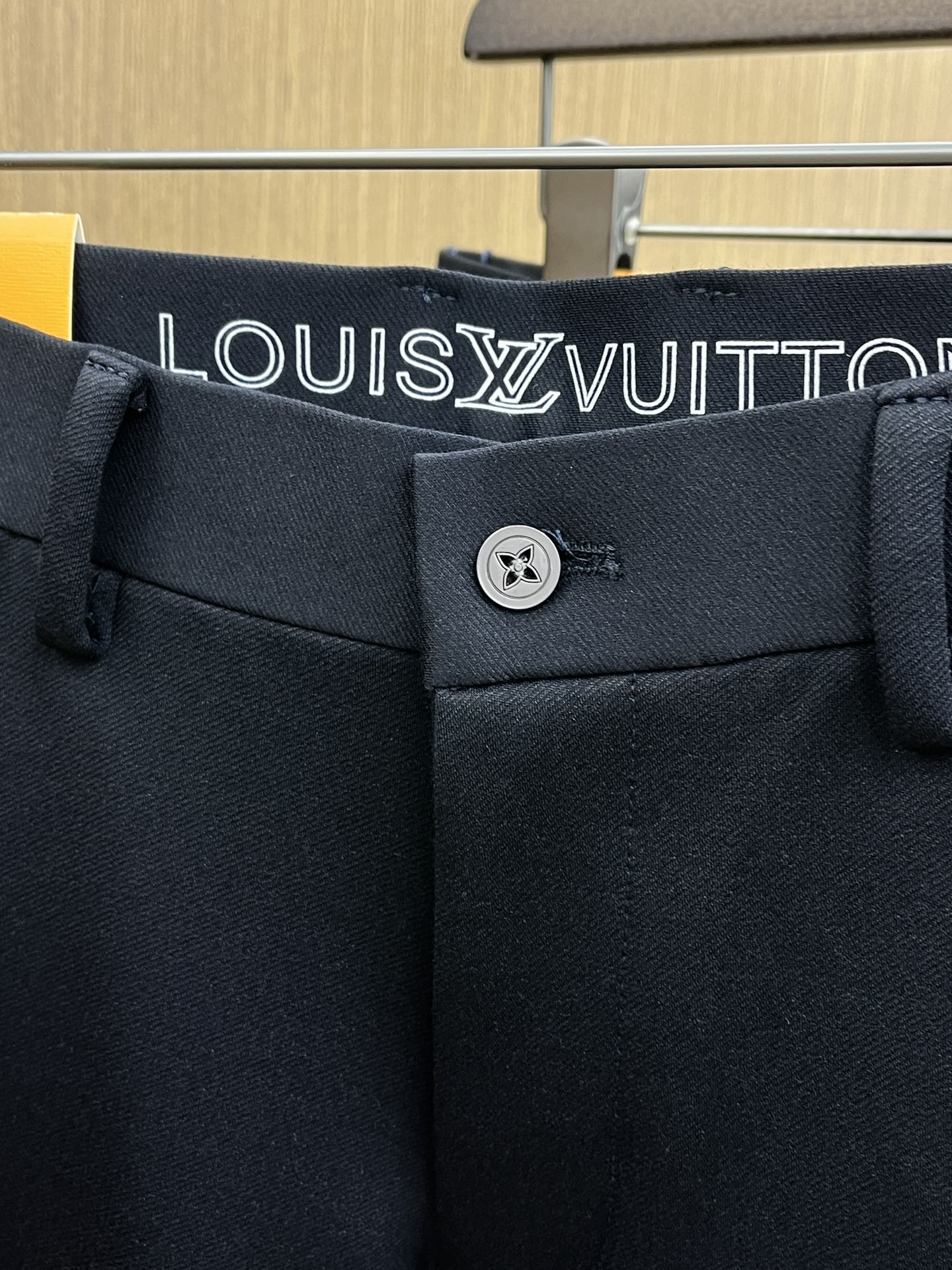秋冬 LV 🔥🔥ss秋冬新品，官网同步有售，男士高端商务休闲西裤，高端进口面料，带弹力，后面采用硅胶字母