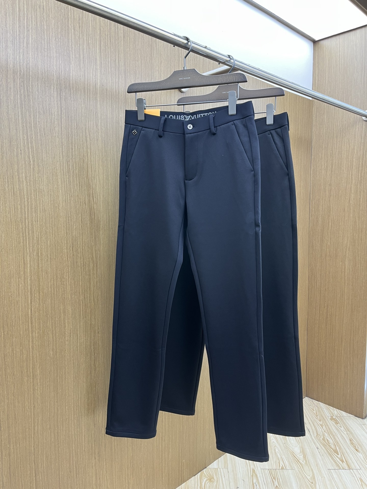 秋冬 LV 🔥🔥ss秋冬新品，官网同步有售，男士高端商务休闲西裤，高端进口面料，带弹力，后面采用硅胶字母
