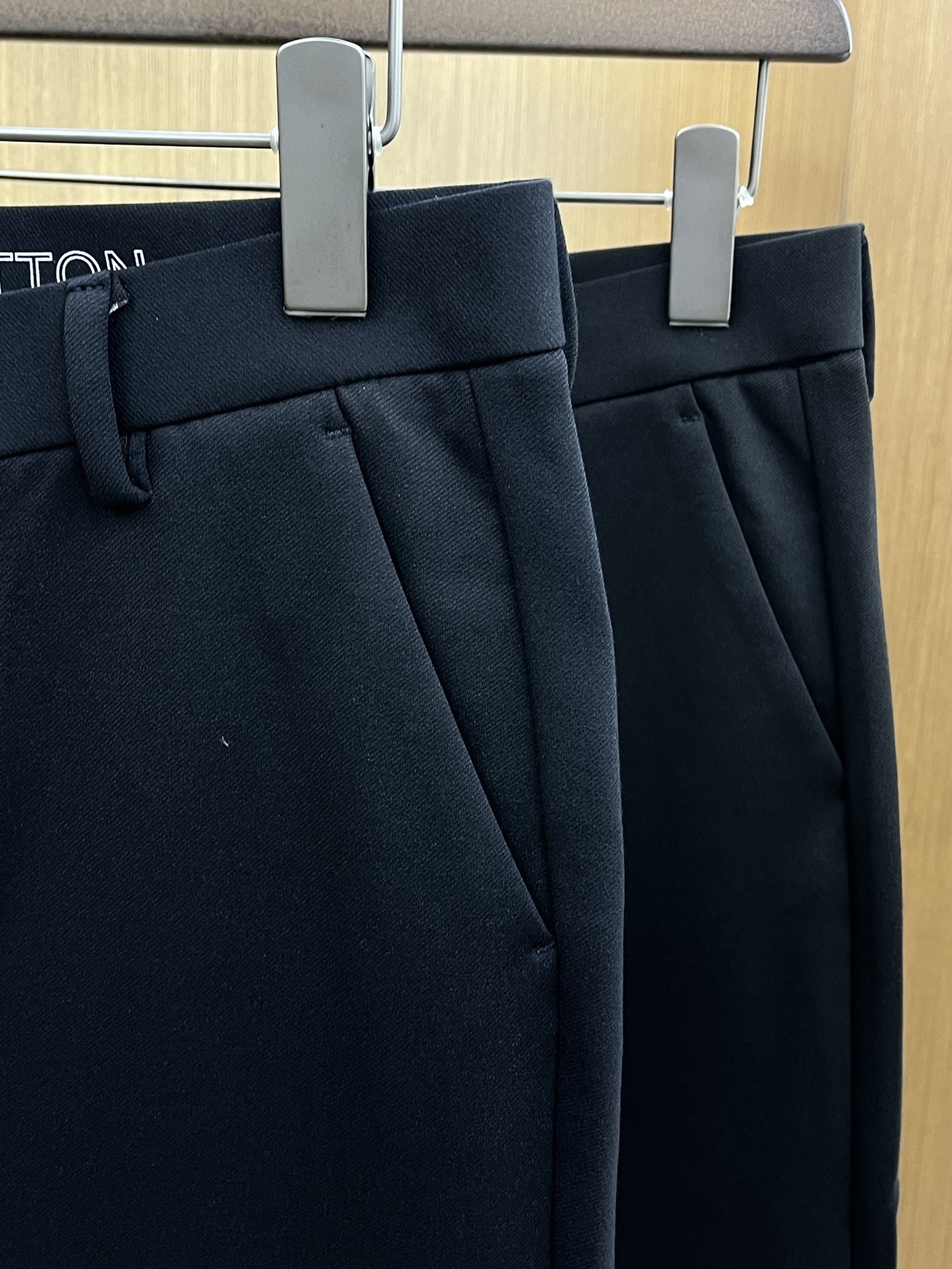 秋冬 LV 🔥🔥ss秋冬新品，官网同步有售，男士高端商务休闲西裤，高端进口面料，带弹力，后面采用硅胶字母