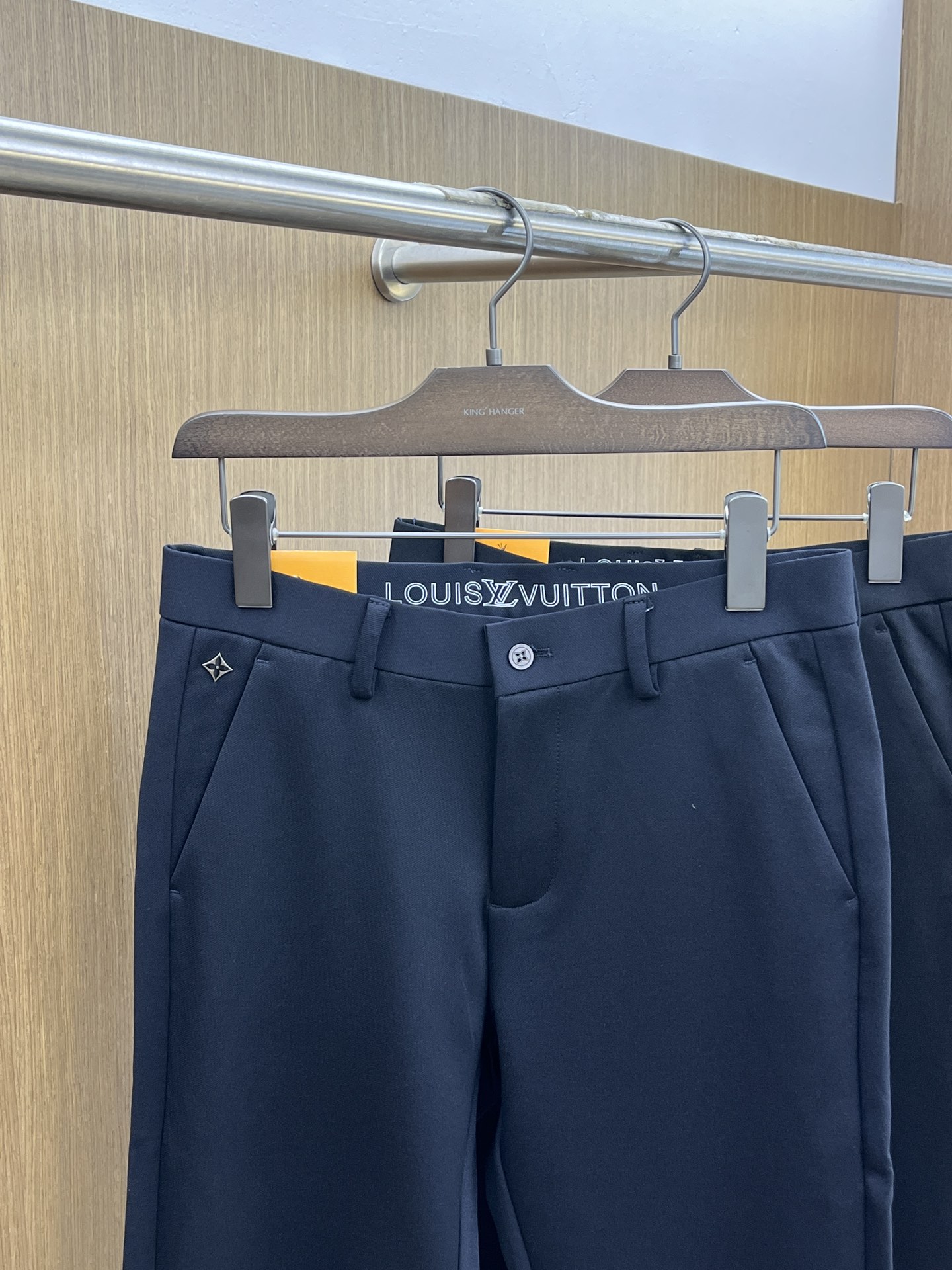 秋冬 LV 🔥🔥ss秋冬新品，官网同步有售，男士高端商务休闲西裤，高端进口面料，带弹力，后面采用硅胶字母